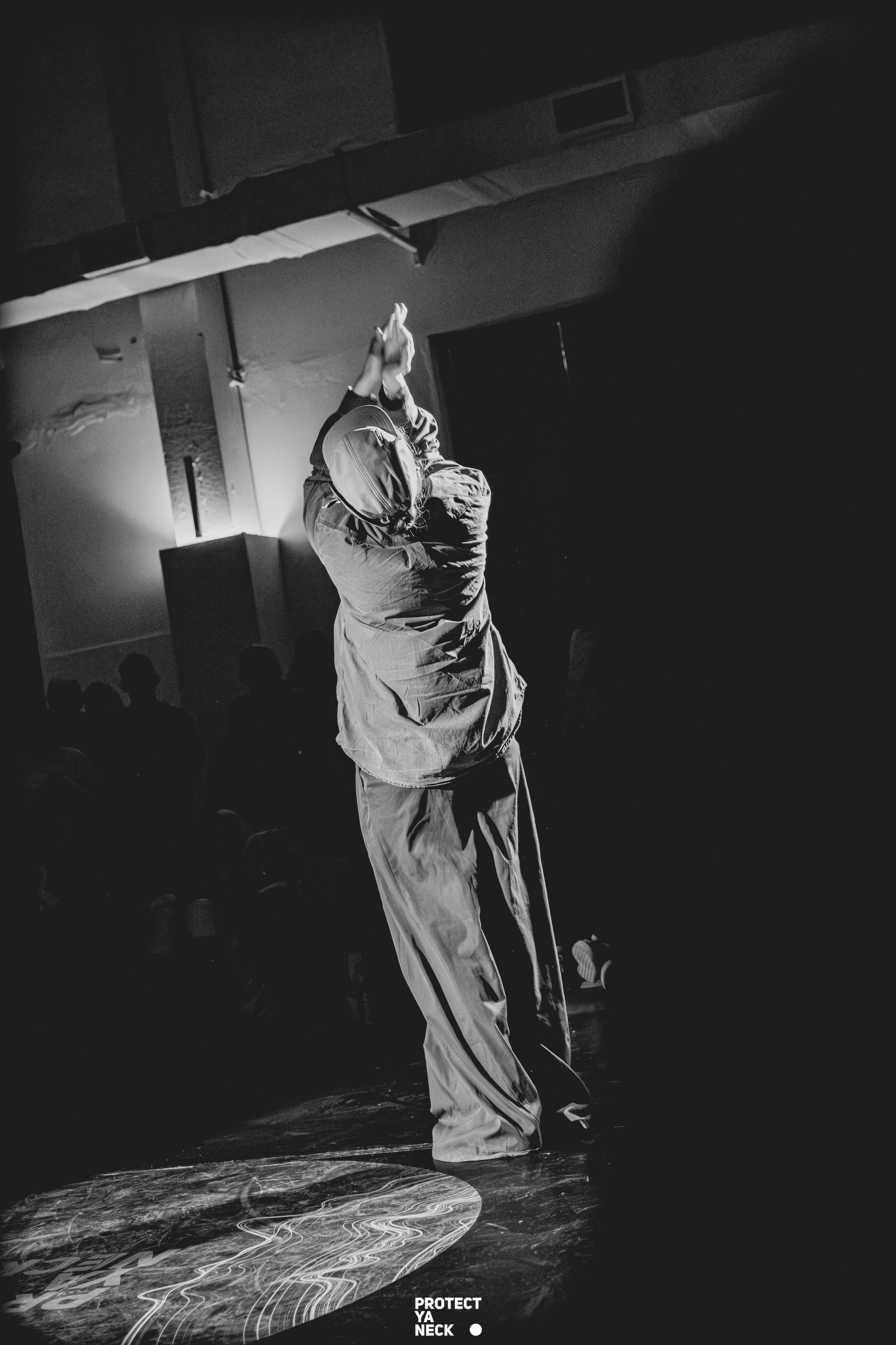 PROTECT YA NECK 22/03 (@youlovebu). Соня бу тебя сфоткала