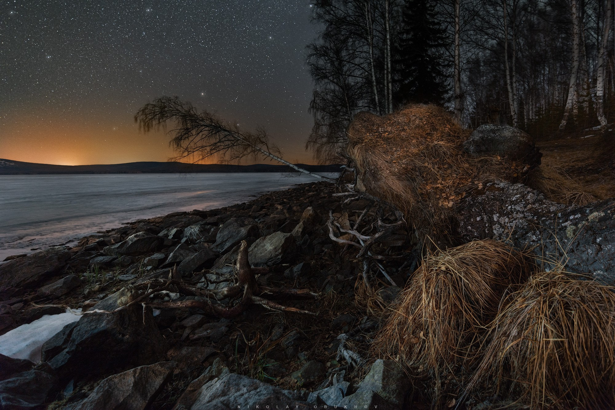 Ночной пейзаж со звездами на берегу Черноисточинского пруда.