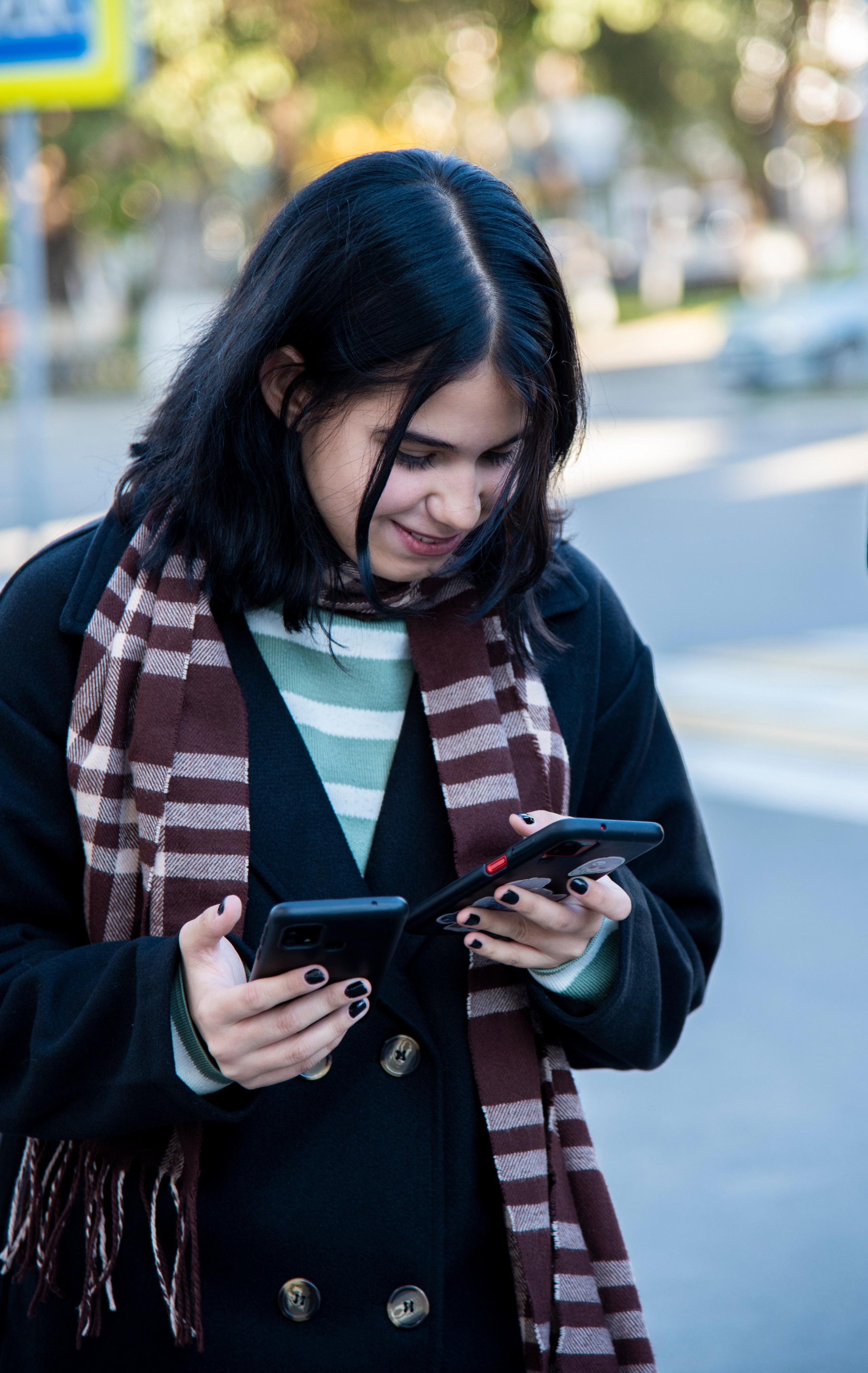 портет девушки в чёрном пальто с чёрными волосами