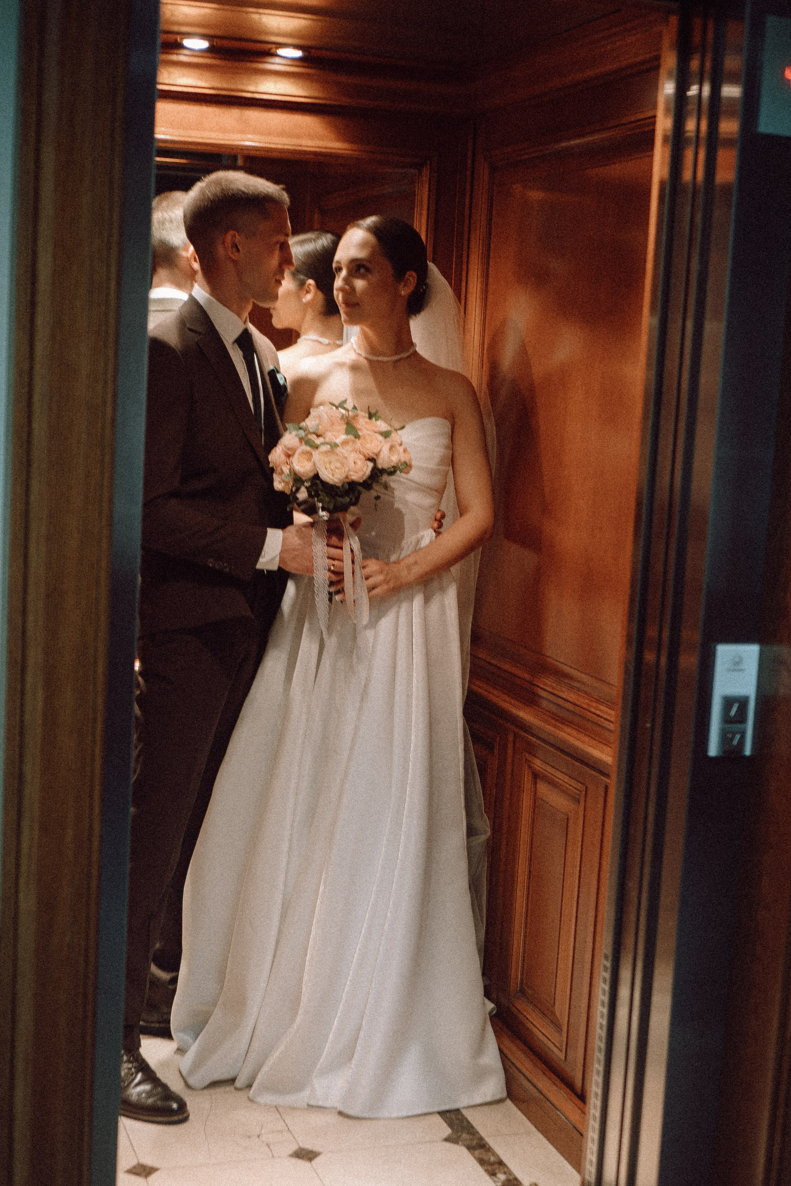 СВАДЕБНАЯ ПРОГУЛКА В САНТК-ПЕТЕРБУРГЕ (ИСАКИЕВСКИЙ СОБОР, ЗИМНЯЯ КАНАВКА, ЭРМИТАЖ И БОЛЬШАЯ МОРСКАЯ УЛИЦА). Профессиональный фотограф, Санкт-Петербург — Виктория Богомолова