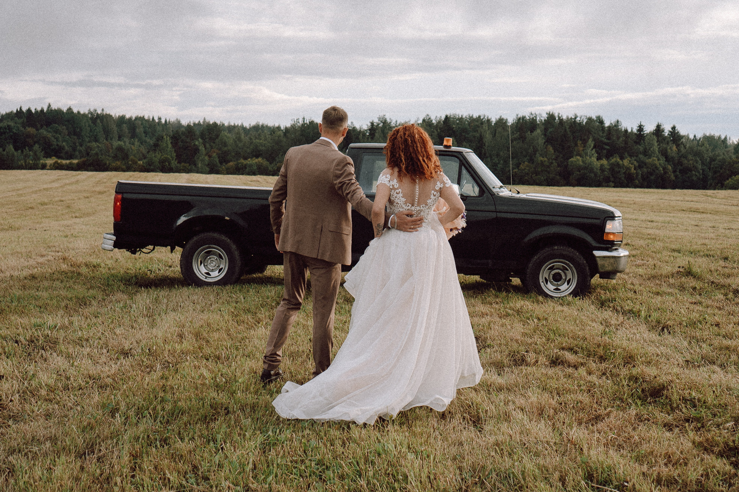 СВАДЕБНАЯ ФОТОСЕССИИЯ ПАРЫ В ГОРОДЕ ПРИОЗЕРСК В СОСНОВОМ ЛЕСУ И С ПИКАПОМ. Профессиональный фотограф, Санкт-Петербург — Виктория Богомолова