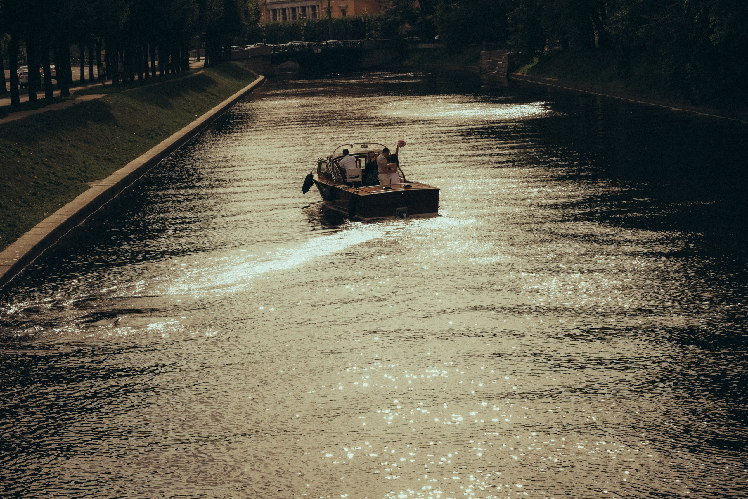 СВАДЕНБНАЯ СЬЕМКА НА КАТЕРЕ ПО КАНАЛАМ САНКТ-ПЕТЕРБУРГА И В АКВАТОРИИ НЕВЫ. Профессиональный фотограф, Санкт-Петербург — Виктория Богомолова