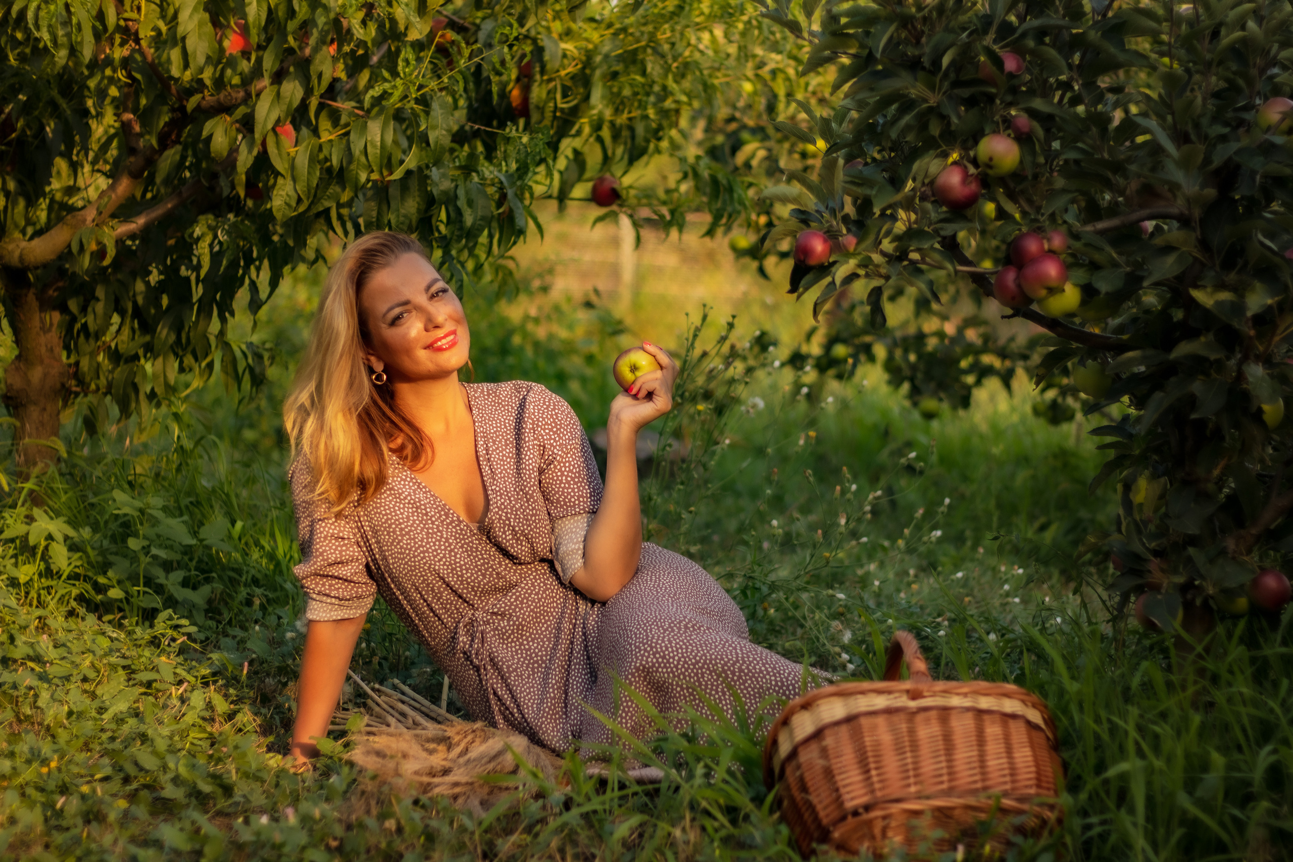 В персиковом саду…. Женский портрет и немного больше в Санкт-Петербурге