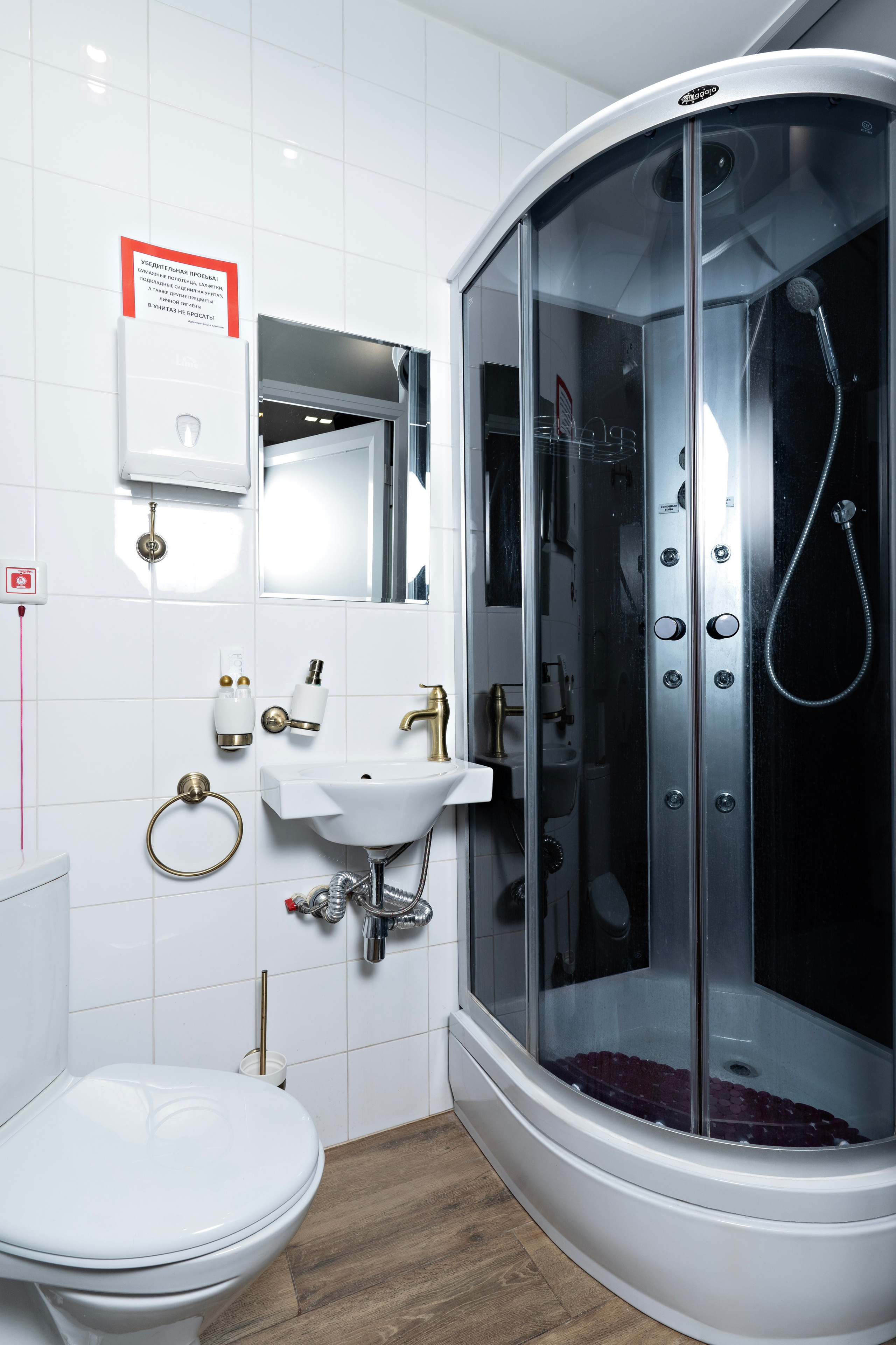 Международная академическая клиника. Я занимаюсь событийной, свадебной, товарной, студийной… фотографией