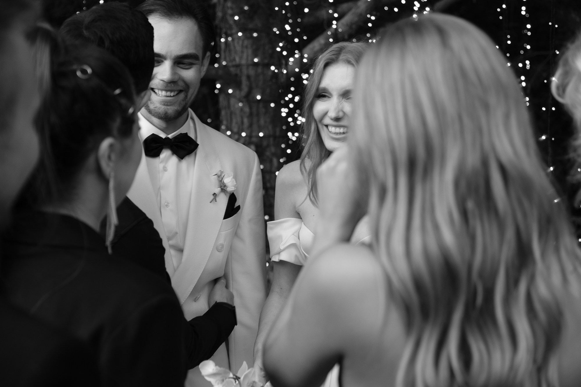 Черно-белая свадьба с вечерней церемонией под деревом. Свадебный фотограф Элли Федосеева