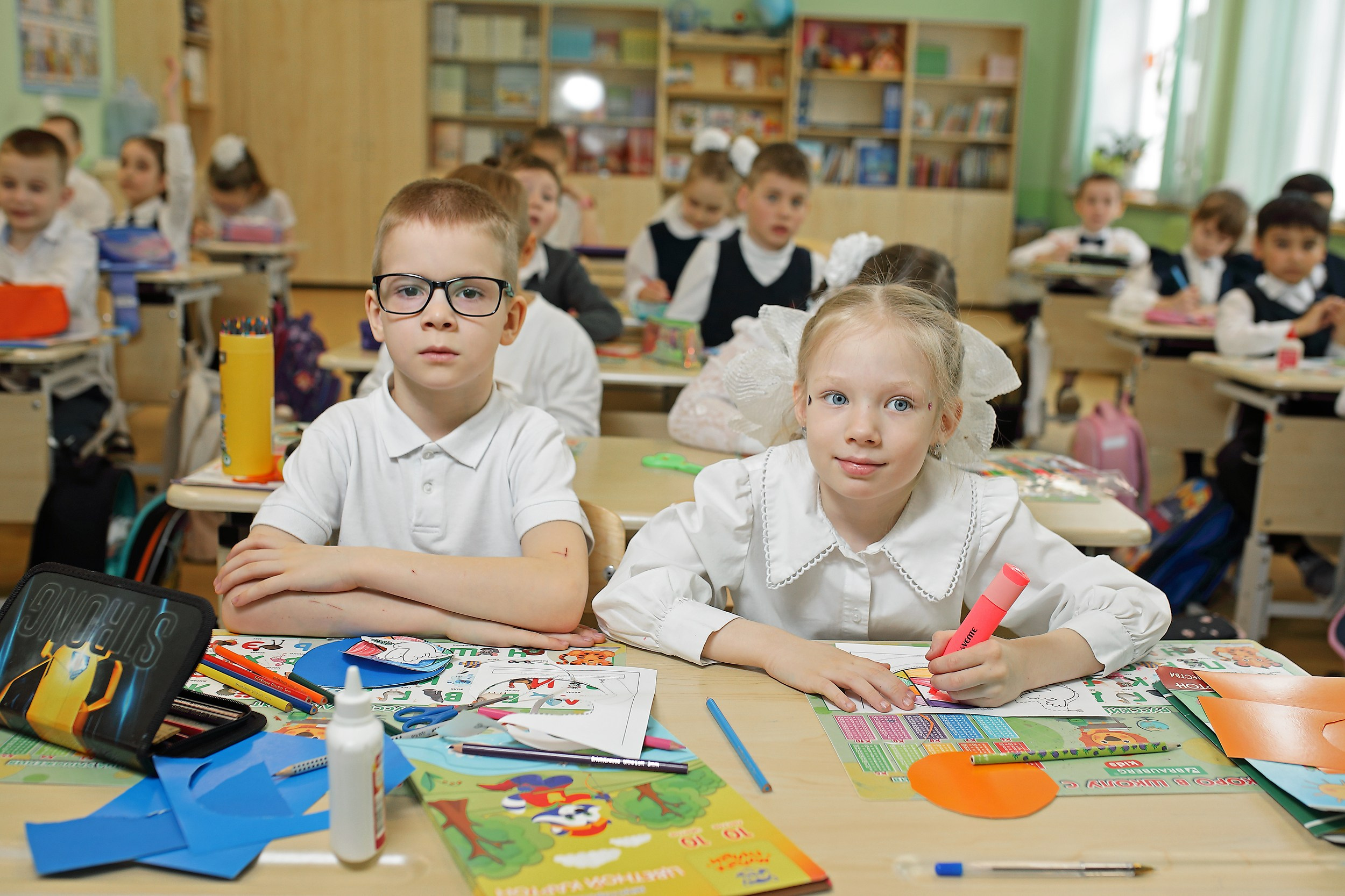 первоклассники за партой