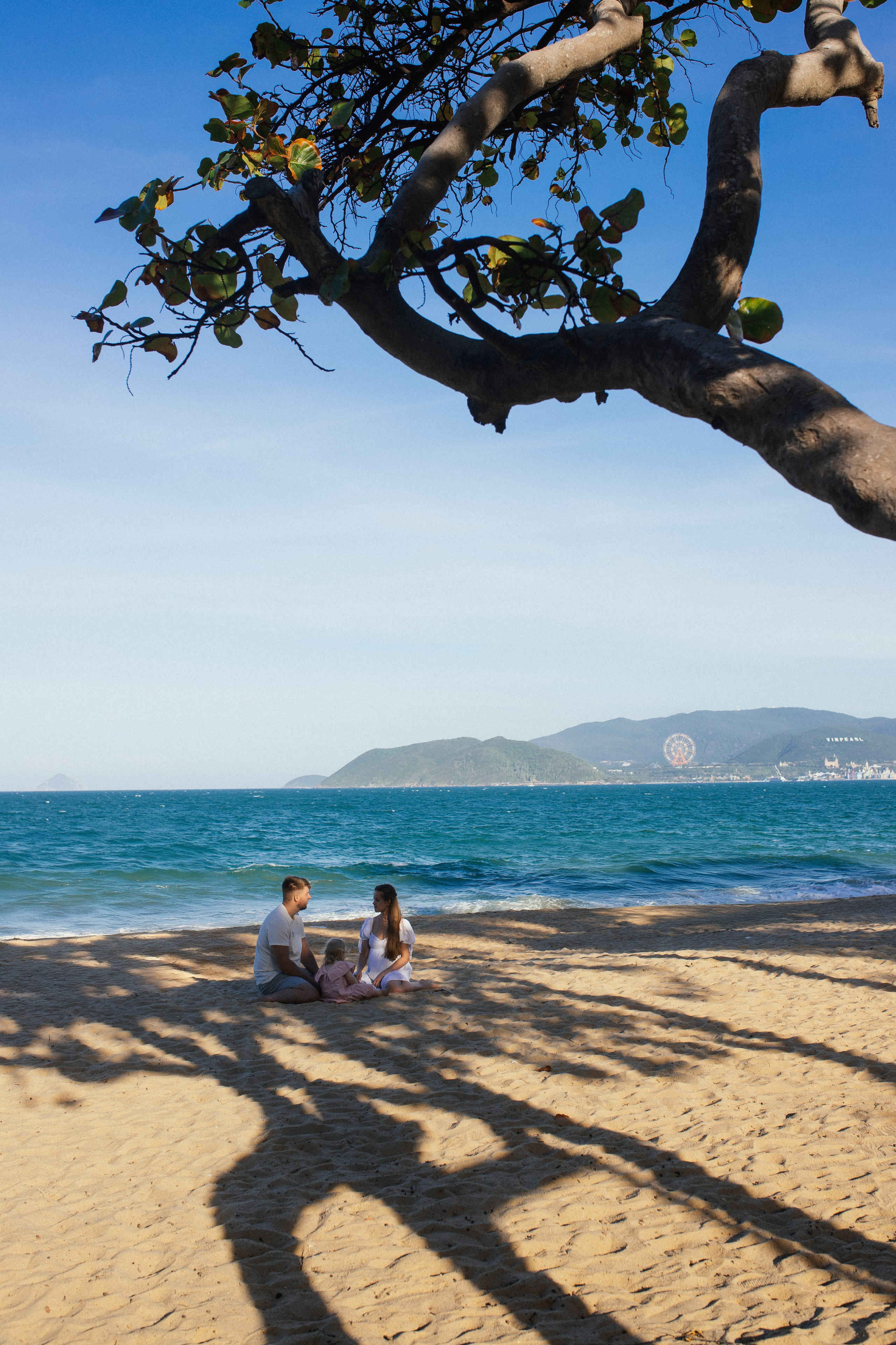 Вика и Влад с Соней на пляже. Главная