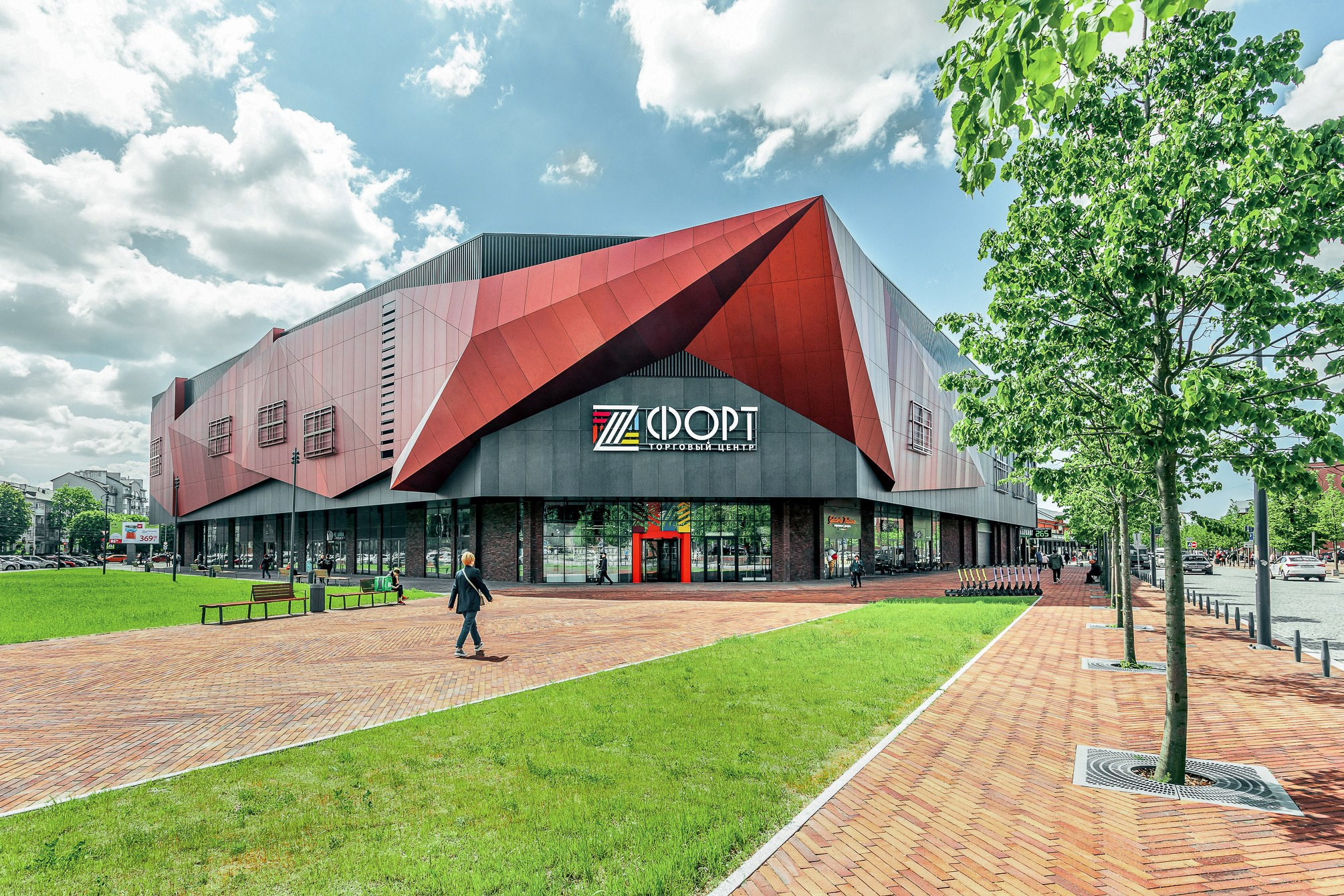 Здание с остроконечной крышей с надписью Z Форт.