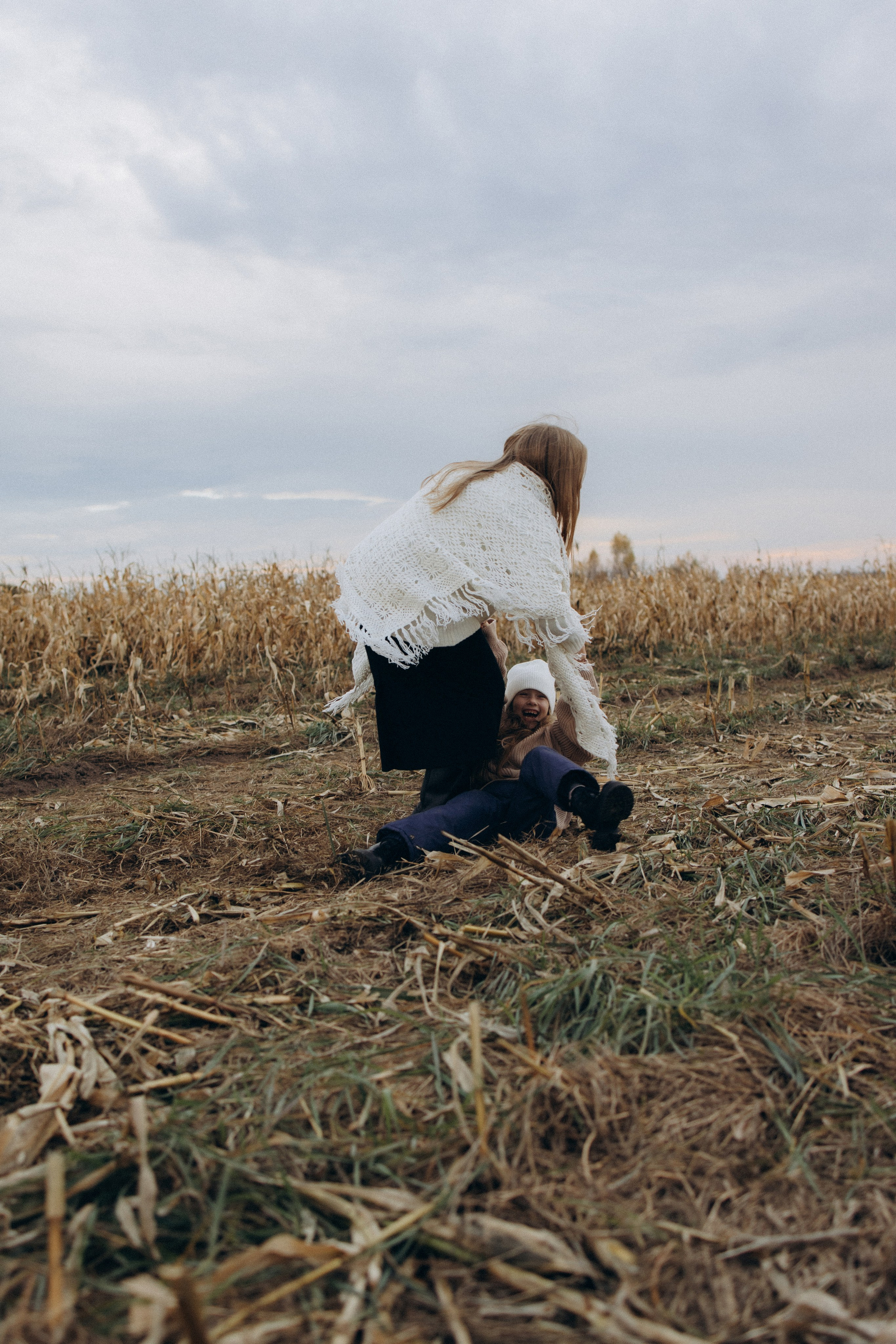 Оля, Ксюша и кукуруза. Фотограф Елена Рябцева