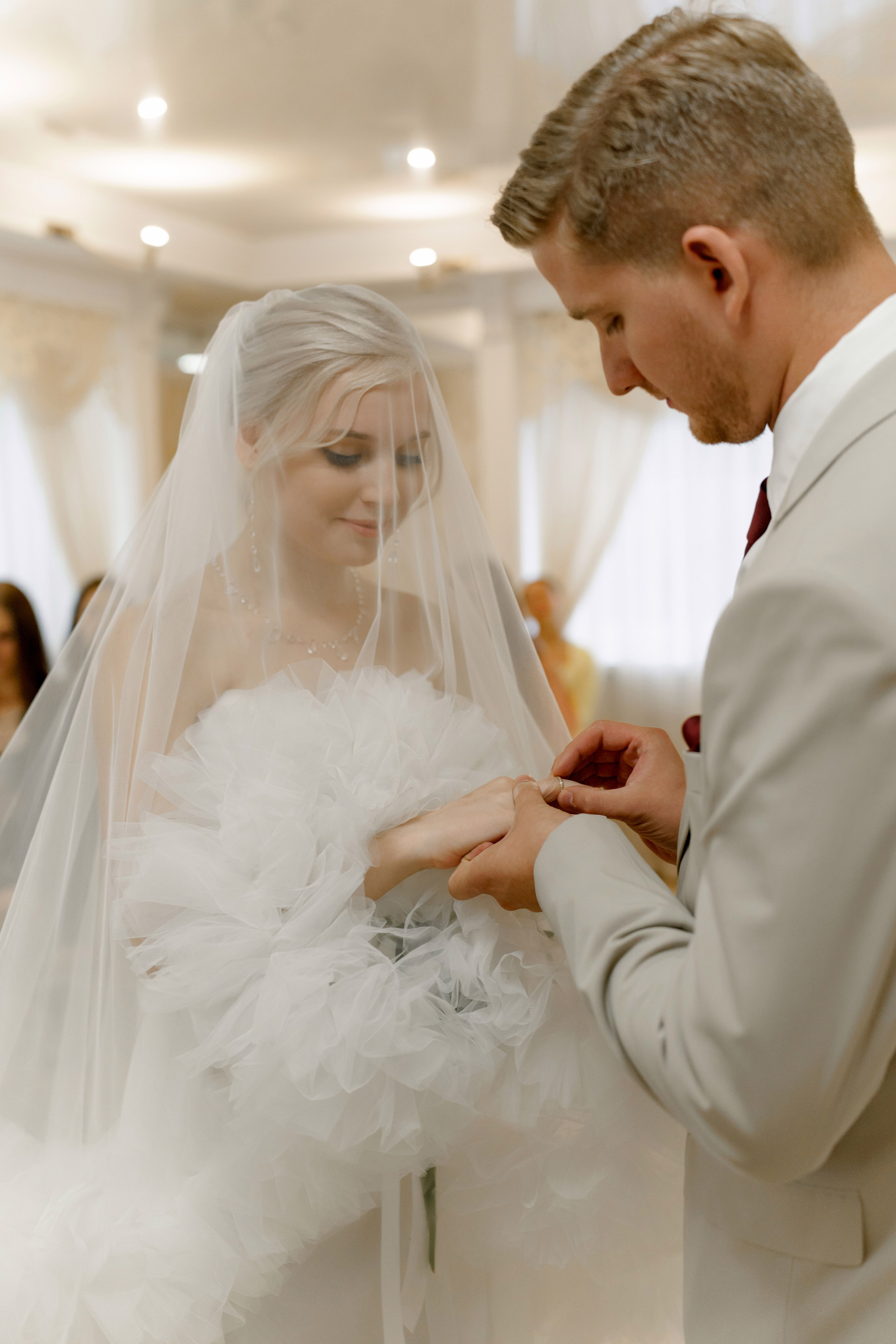 Свадьба в Санкт-Петербурге, фотосессия на прогулке, жених надевает кольцо невесте в ЗАГсе.