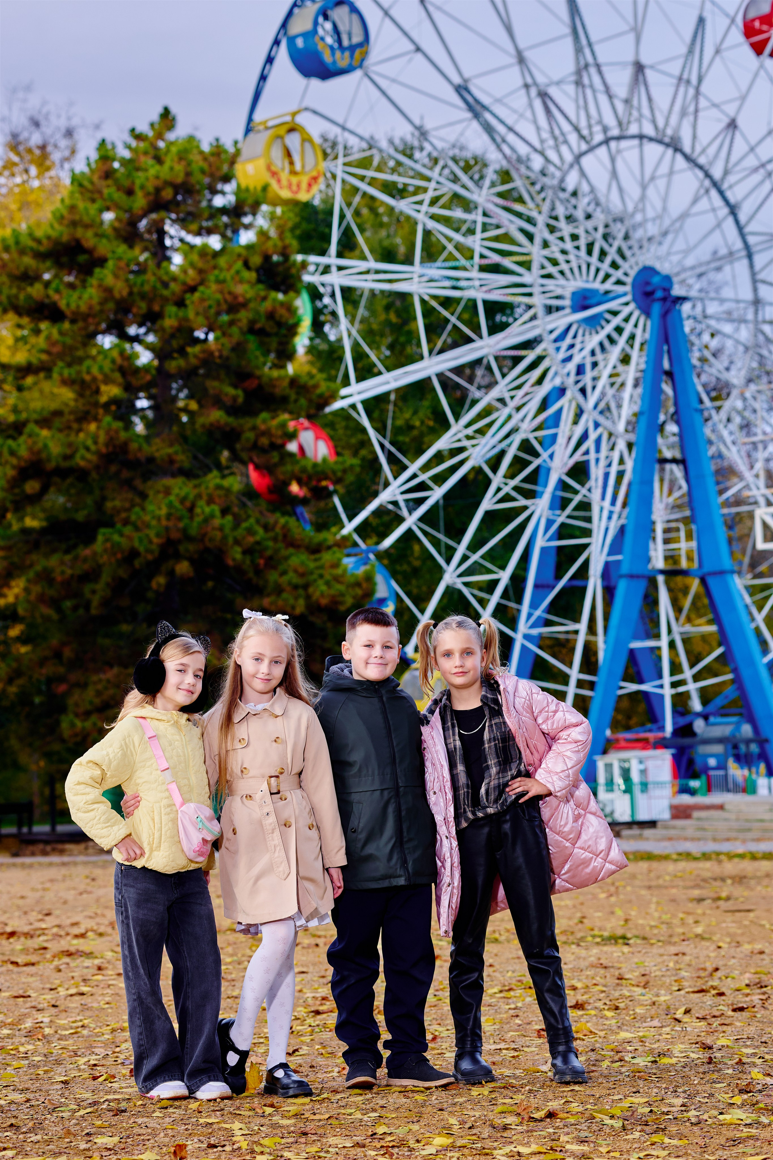 Прогулка в парке классом. Фотограф Выпускные альбомы Таганрог Сергей Коробченко