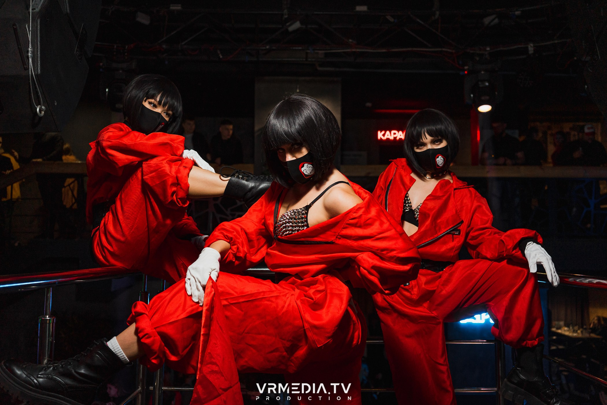 Бумажный дом в баре «Друзья»