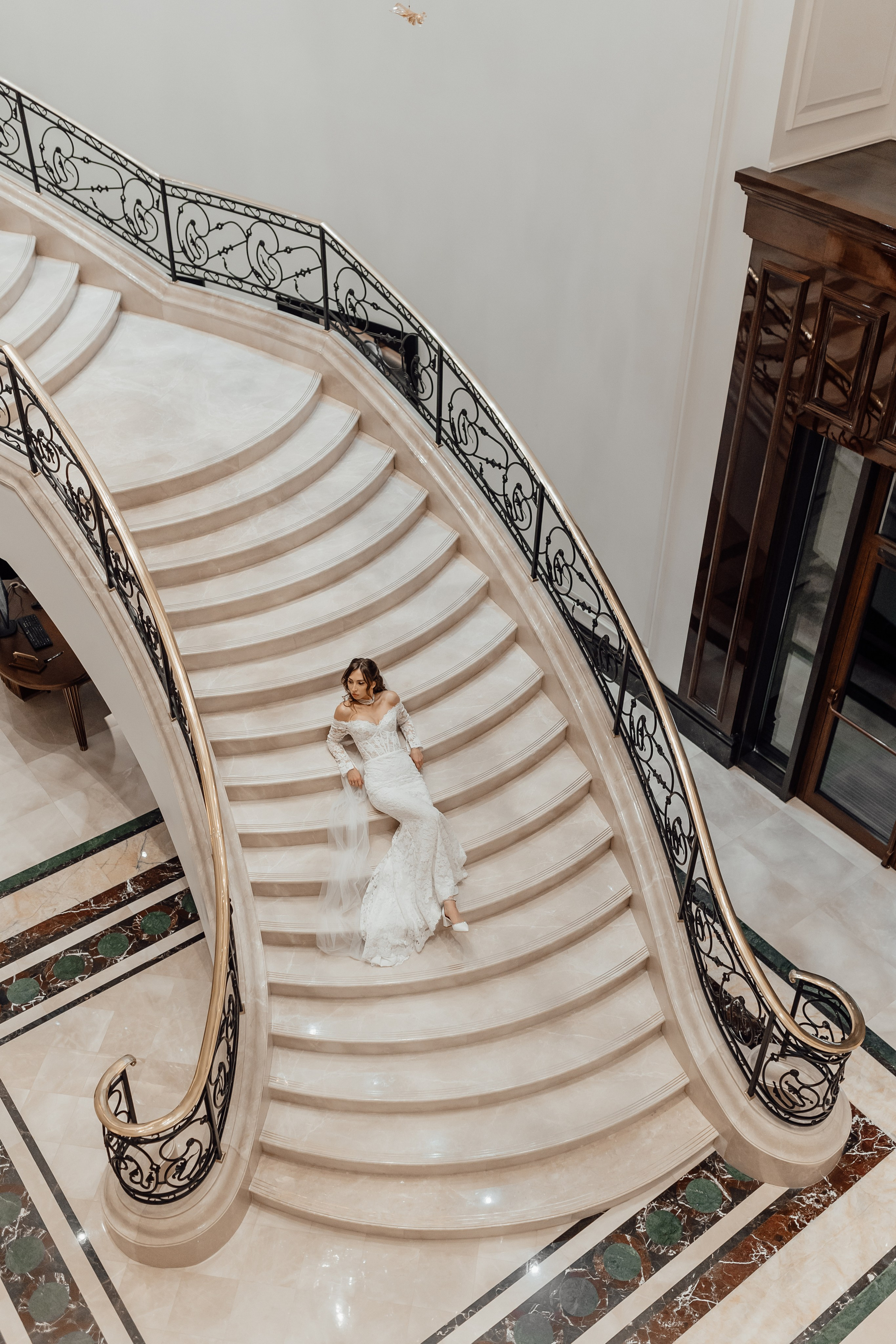 Свадебная фотосессия на лестнице отеля The Carlton, Moscow  