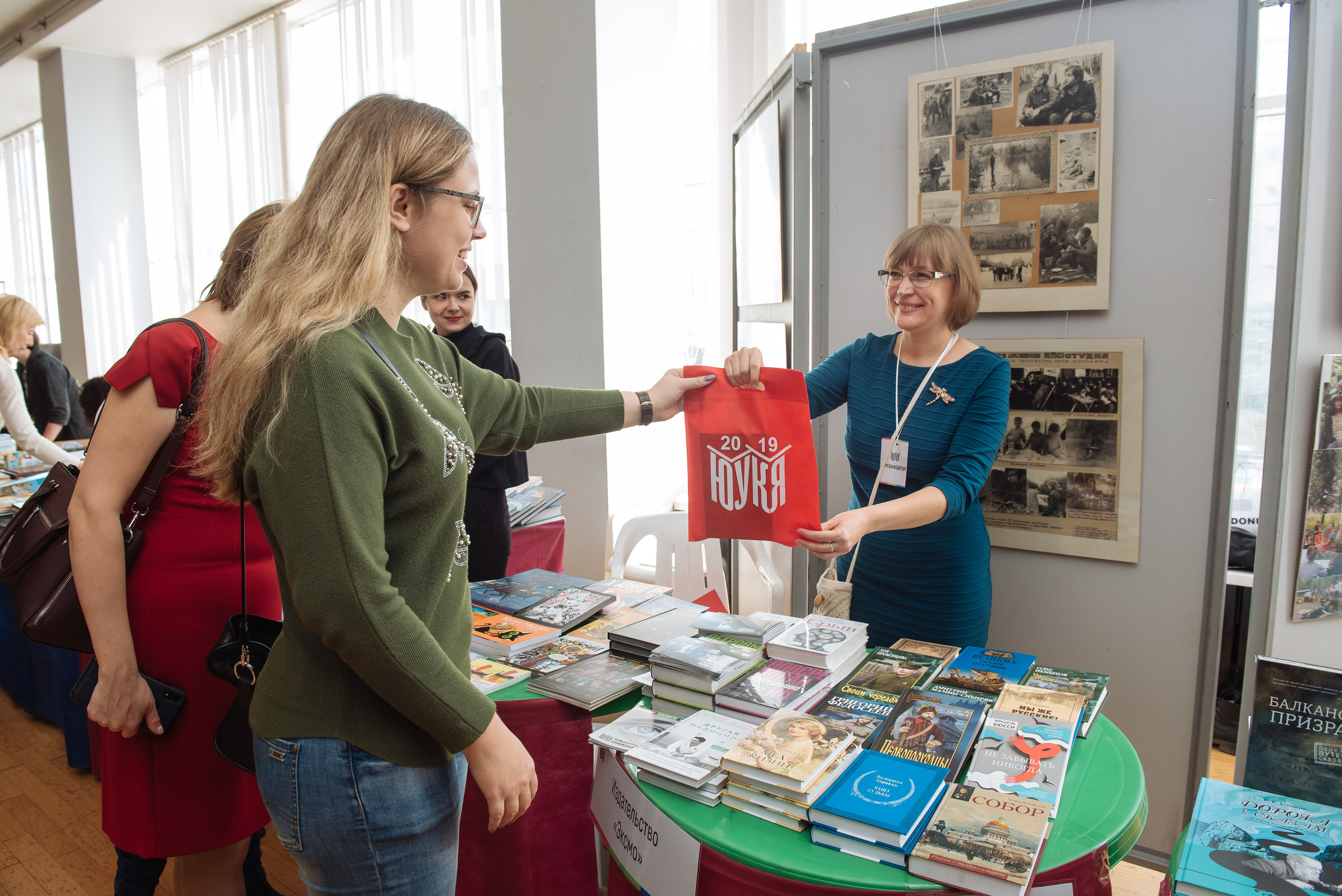 Южноуральская книжная выставка-ярмарка в Союзе Художников, Челябинск. Свадебный и просто хороший фотограф в Челябинске