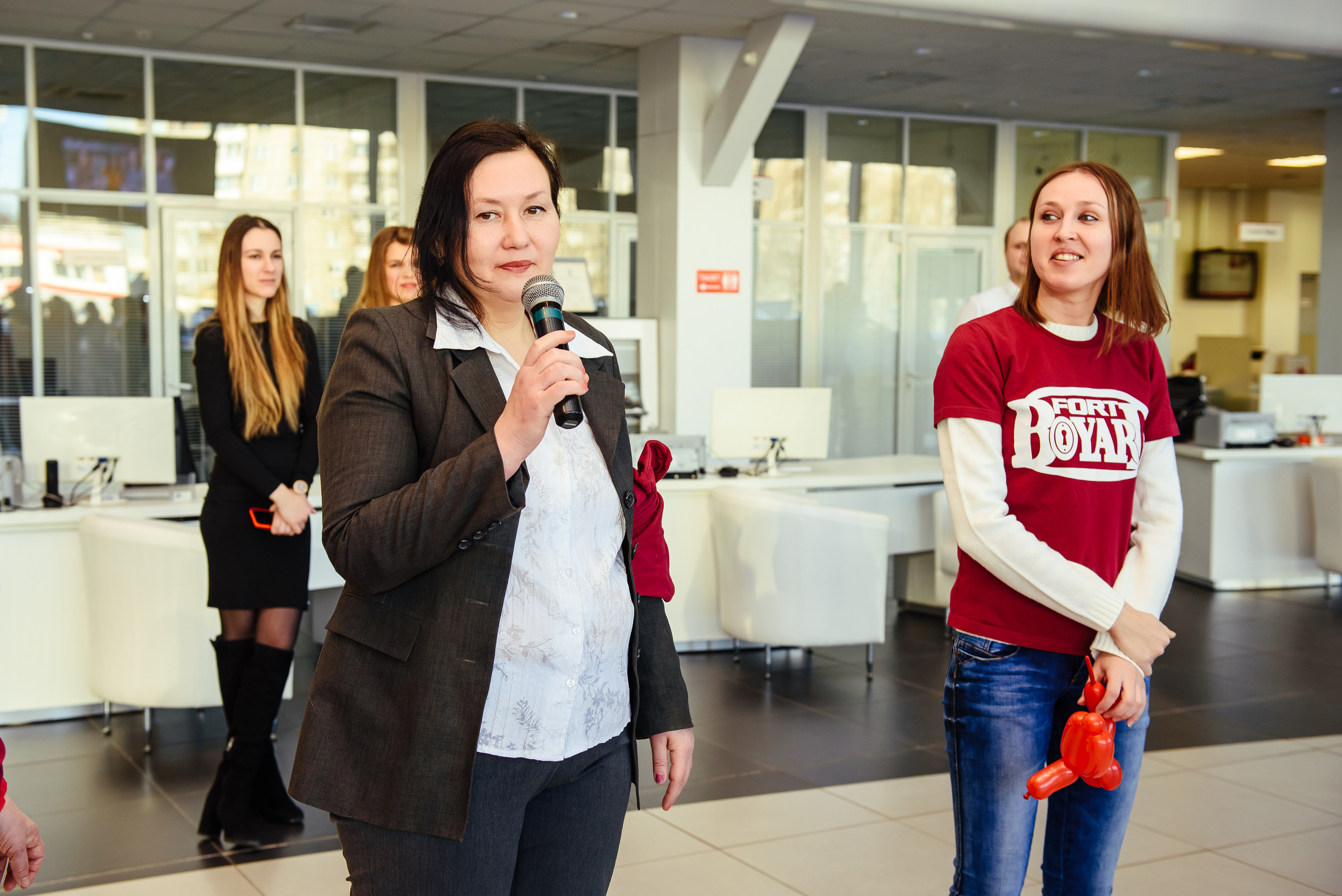 Фотосъемка репортажа с празднования 8 марта в KIA-центре, Челябинск. Свадебный и просто хороший фотограф в Челябинске