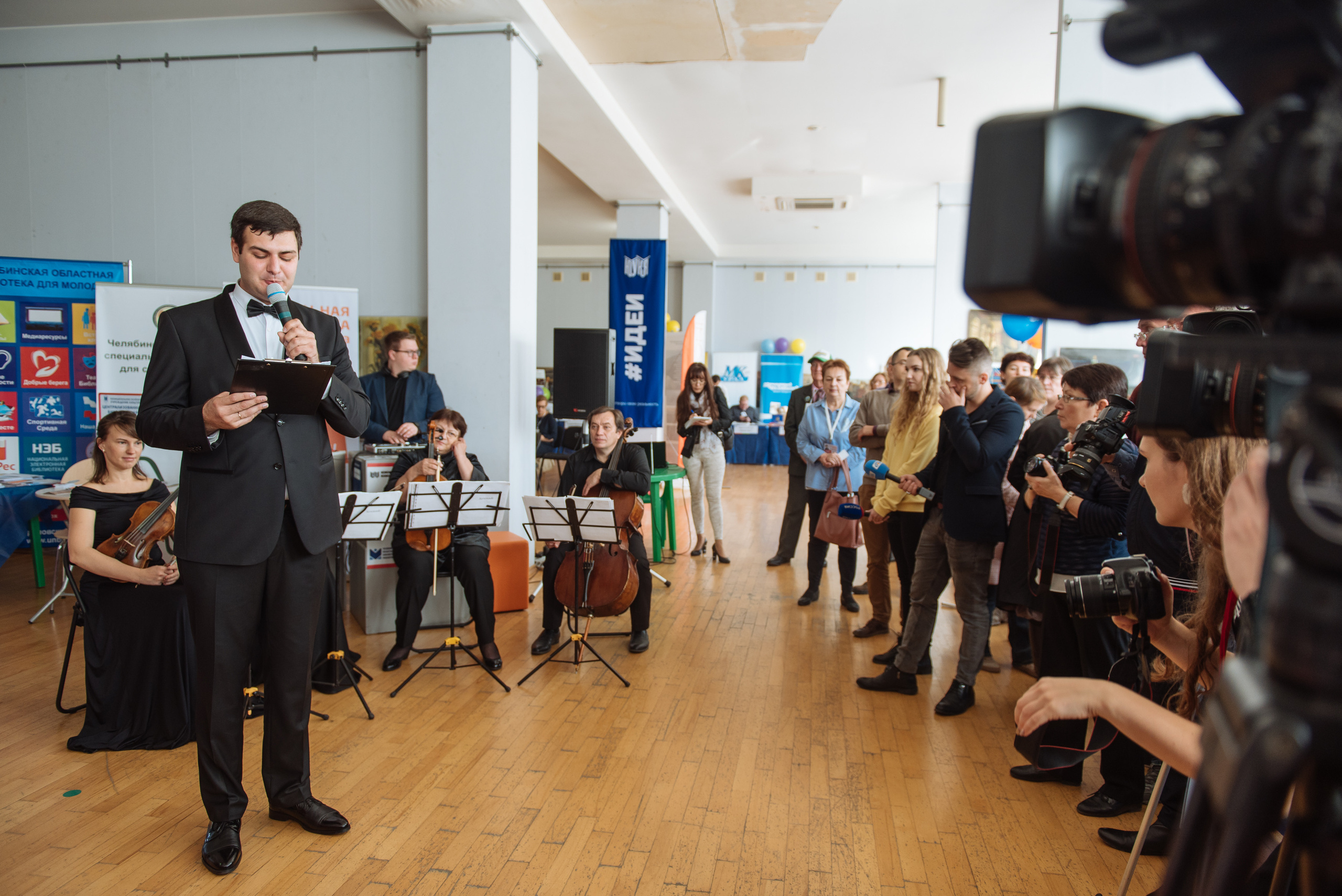 Южноуральская книжная выставка-ярмарка в Союзе Художников, Челябинск. Свадебный и просто хороший фотограф в Челябинске