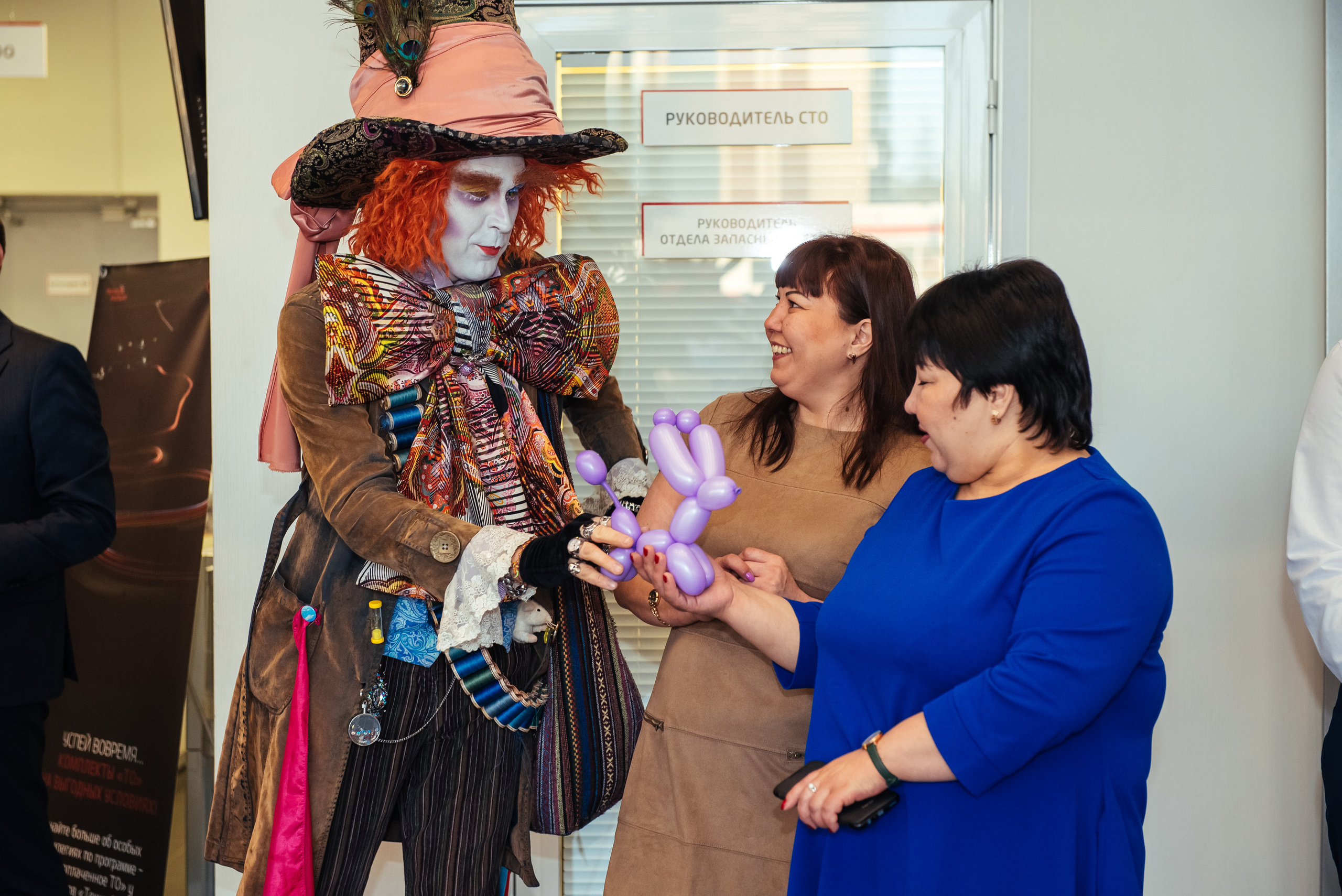 Фотосъемка репортажа с празднования 8 марта в KIA-центре, Челябинск. Свадебный и просто хороший фотограф в Челябинске