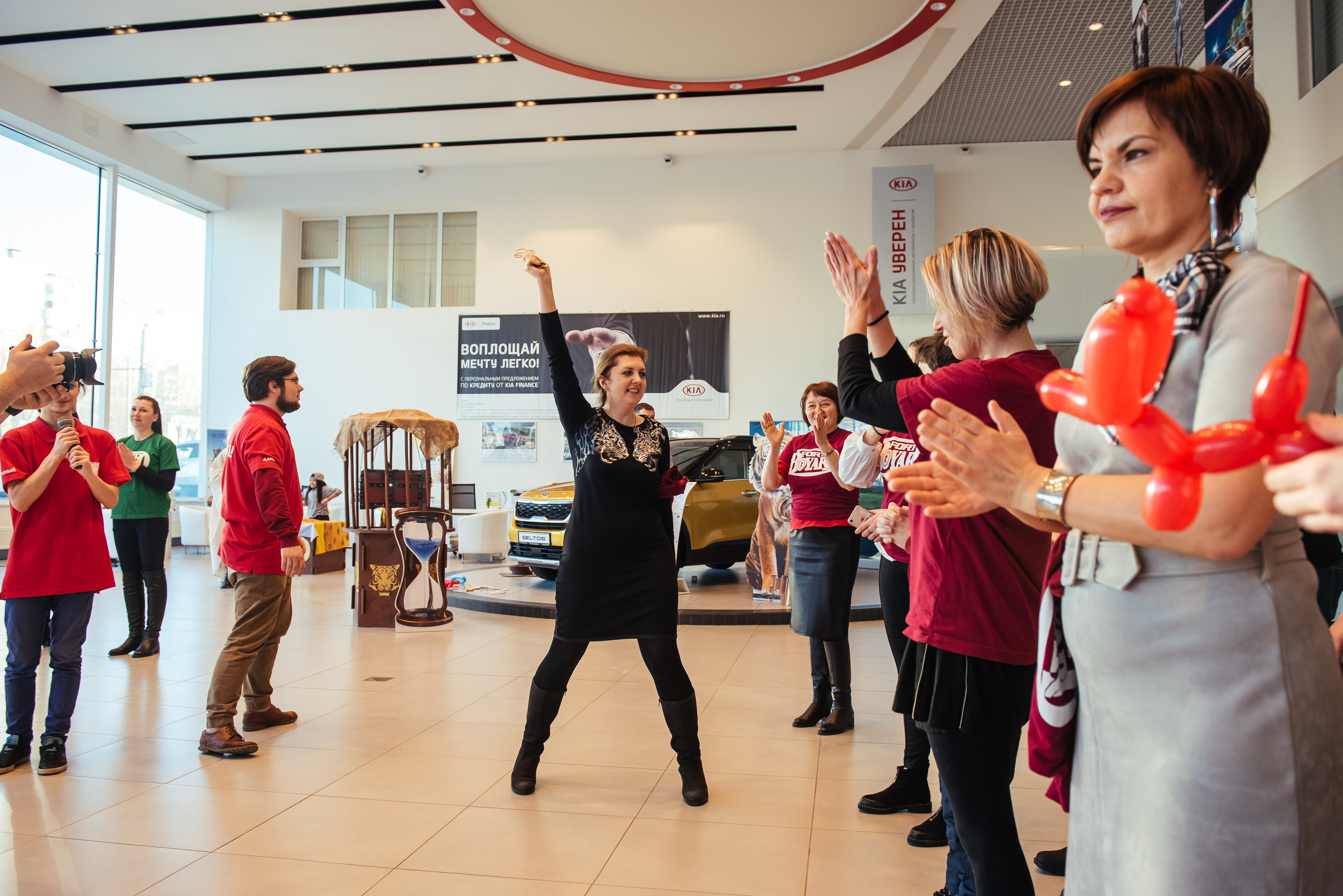 Фотосъемка репортажа с празднования 8 марта в KIA-центре, Челябинск. Свадебный и просто хороший фотограф в Челябинске