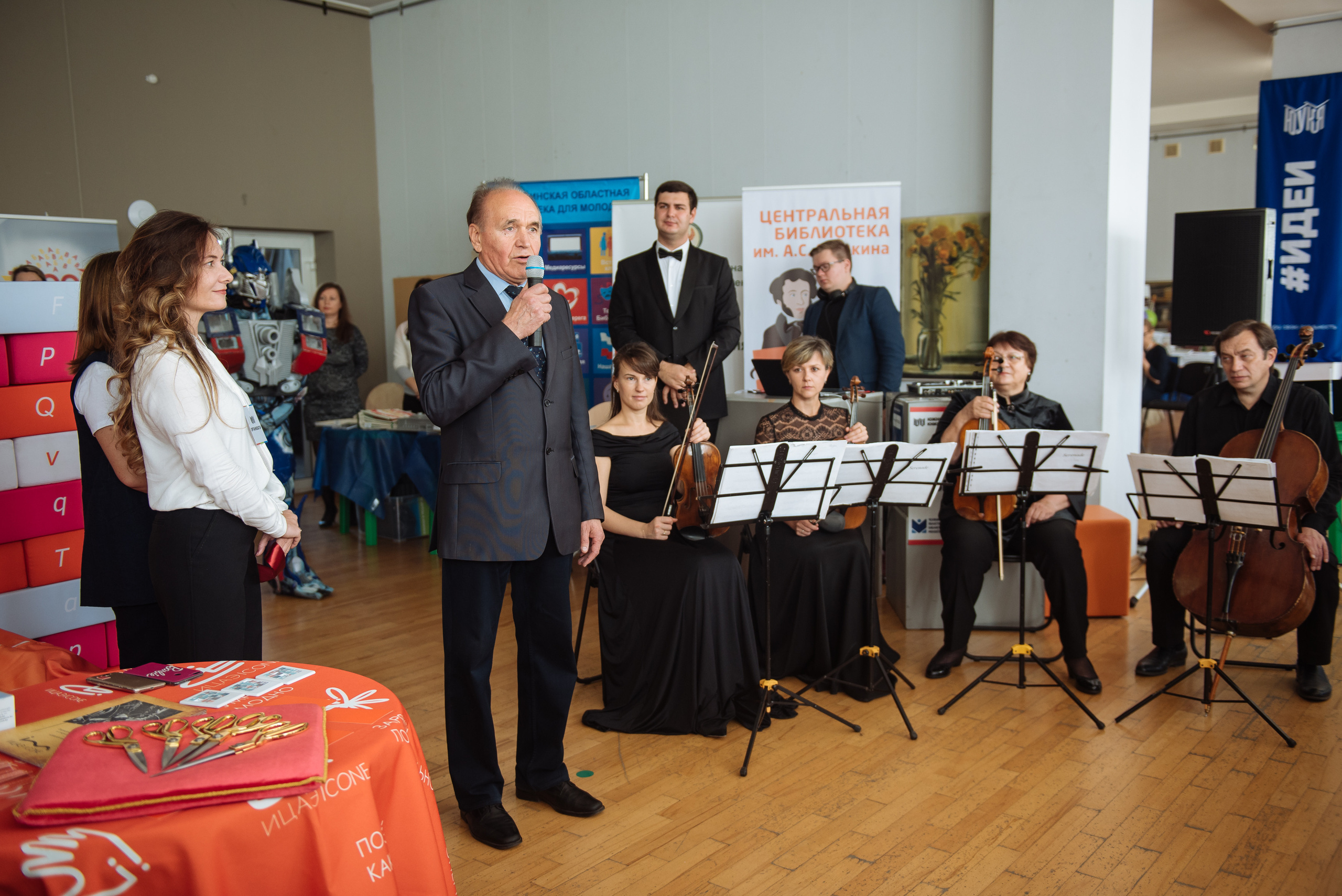 Южноуральская книжная выставка-ярмарка в Союзе Художников, Челябинск. Свадебный и просто хороший фотограф в Челябинске