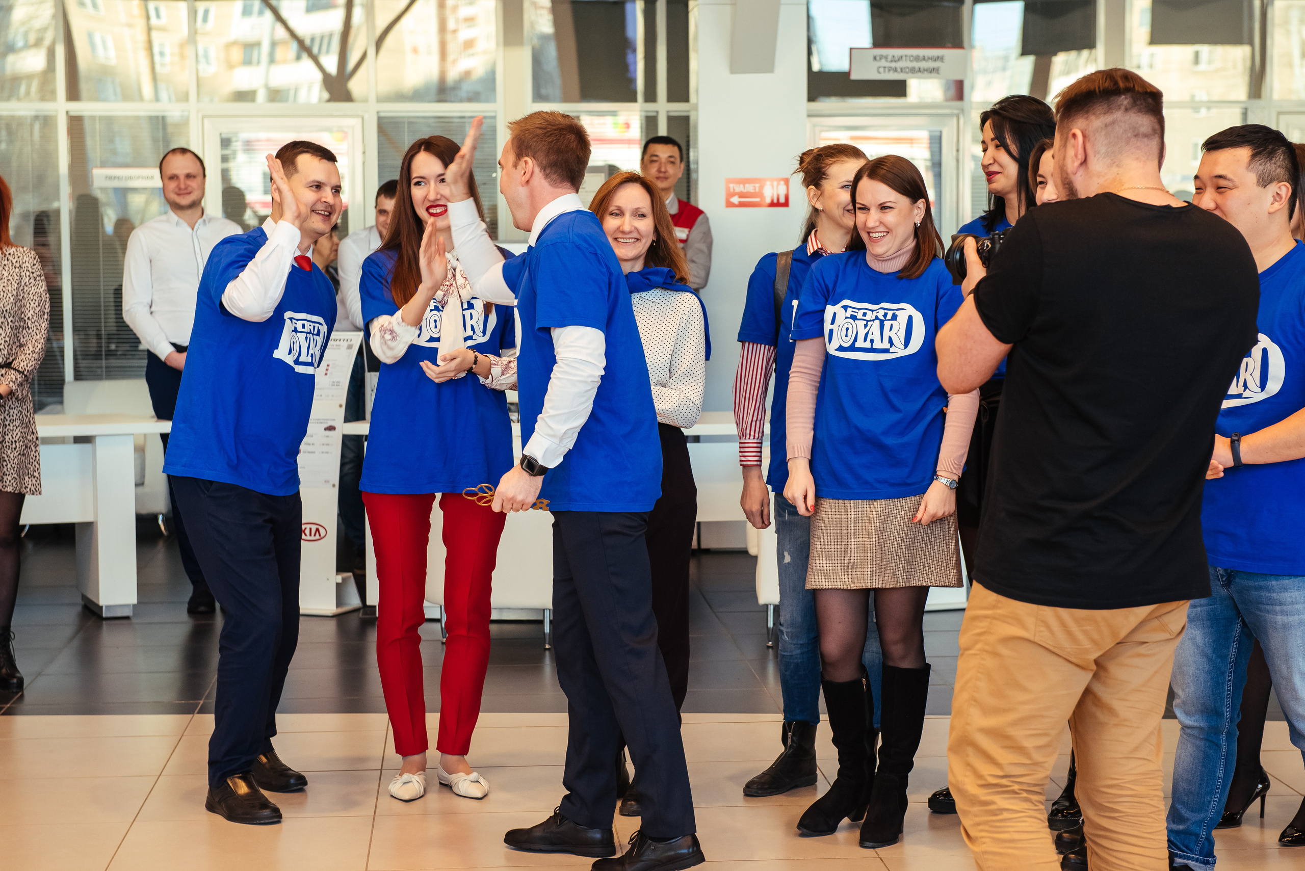 Фотосъемка репортажа с празднования 8 марта в KIA-центре, Челябинск. Свадебный и просто хороший фотограф в Челябинске