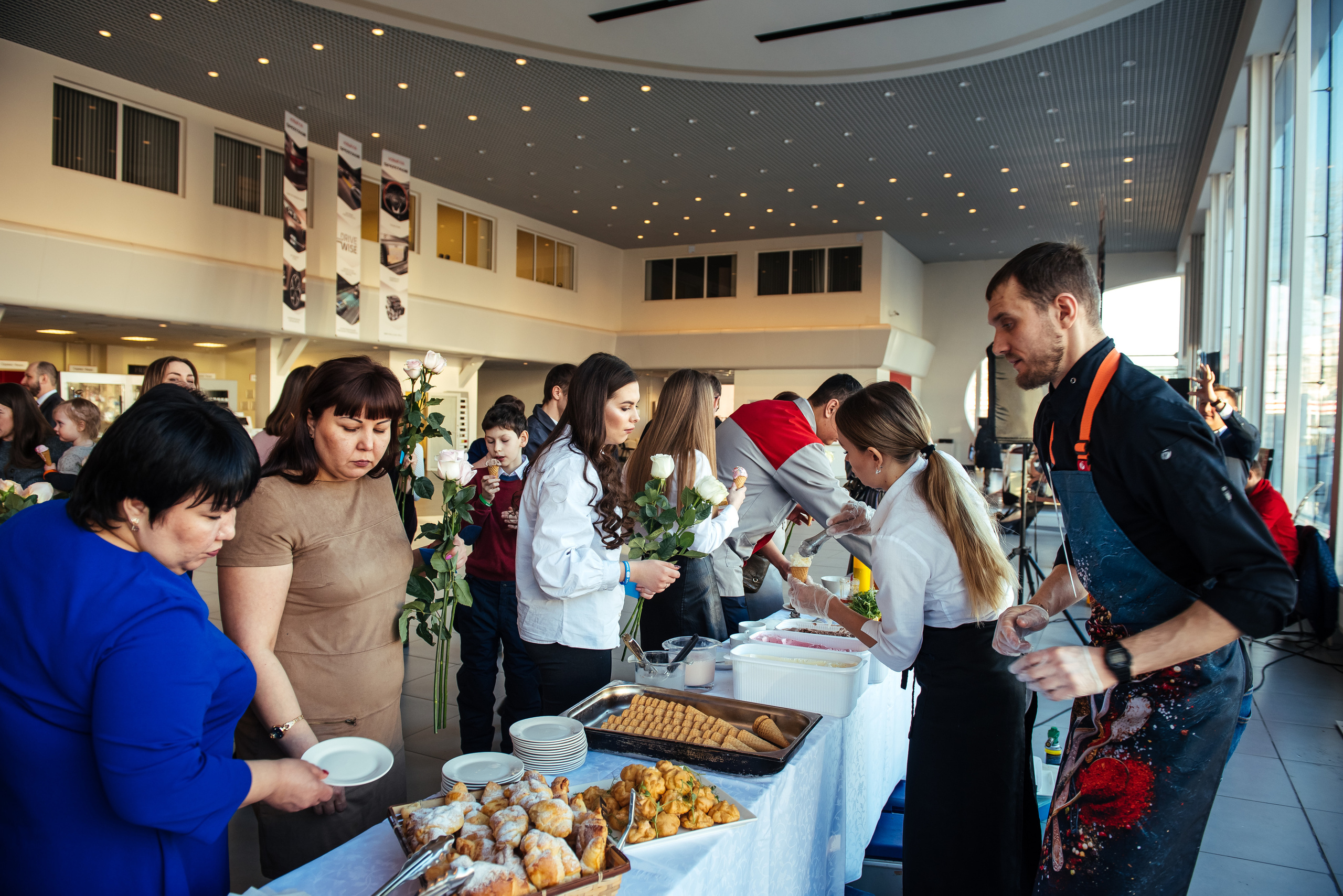 Фотосъемка репортажа с празднования 8 марта в KIA-центре, Челябинск. Свадебный и просто хороший фотограф в Челябинске