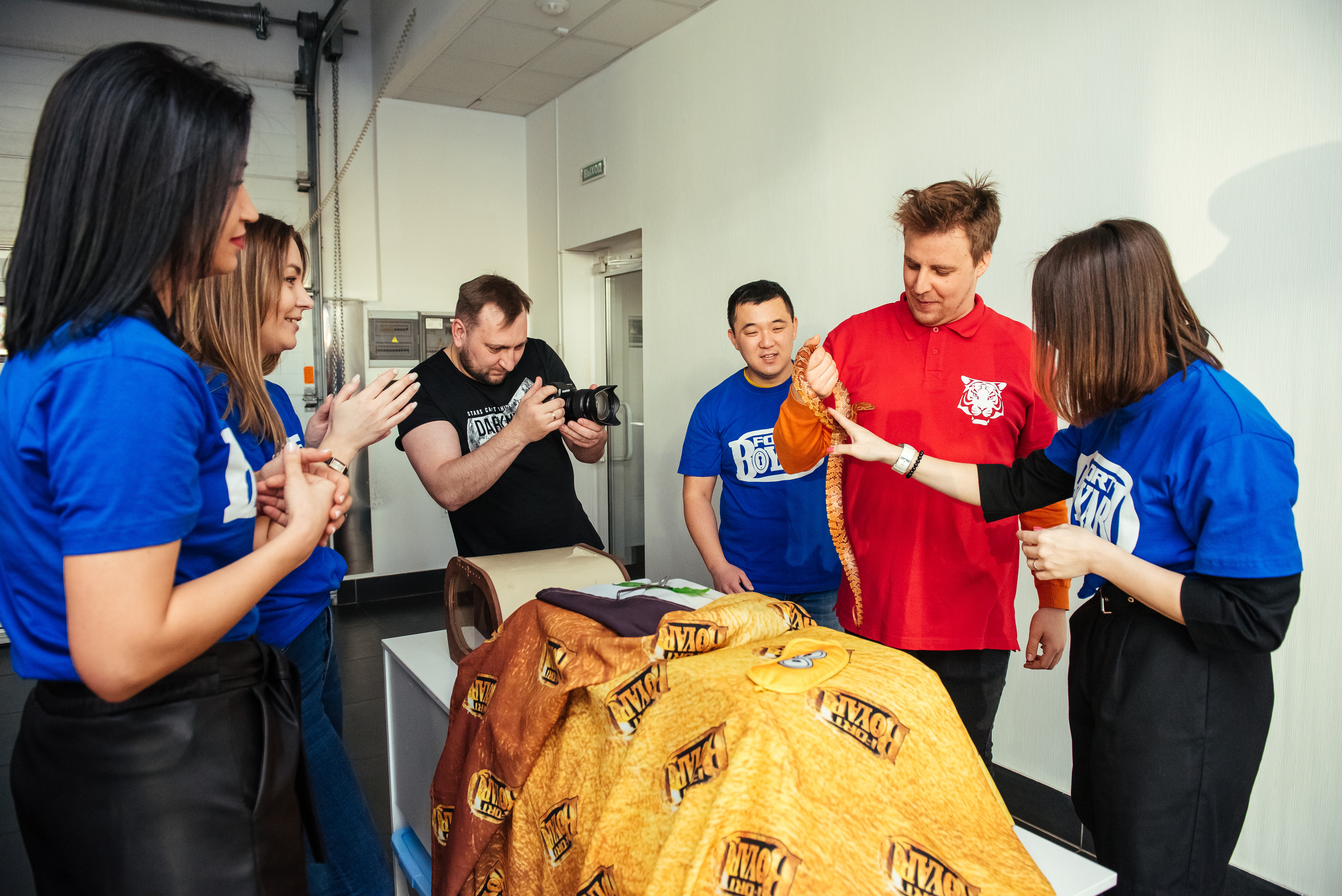 Фотосъемка репортажа с празднования 8 марта в KIA-центре, Челябинск. Свадебный и просто хороший фотограф в Челябинске