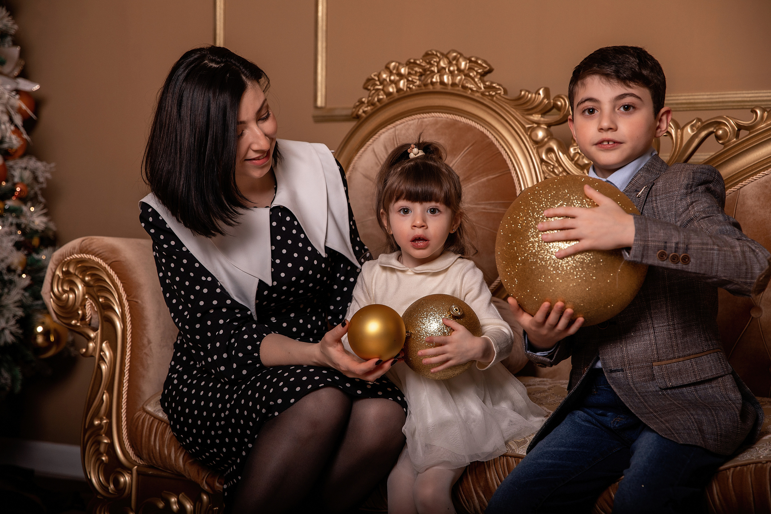 Семейная новогодняя фотосессия в студии. Фотограф во Владикавказе Юрий Геворгизов