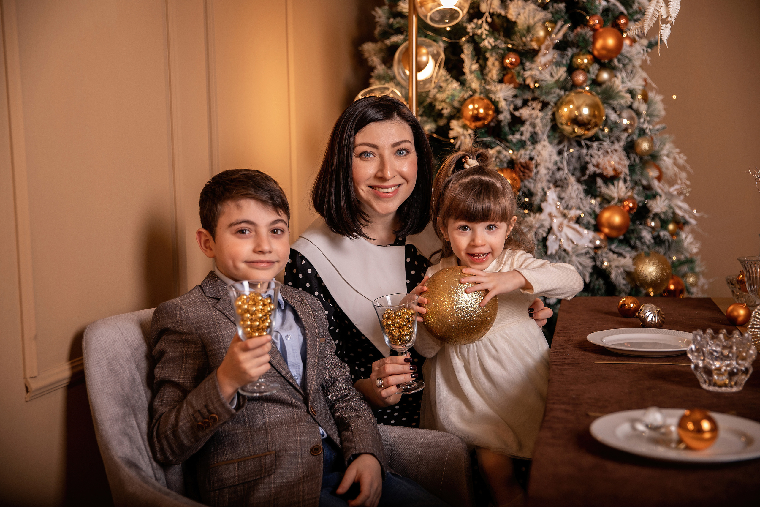 Семейная новогодняя фотосессия в студии. Фотограф во Владикавказе Юрий Геворгизов