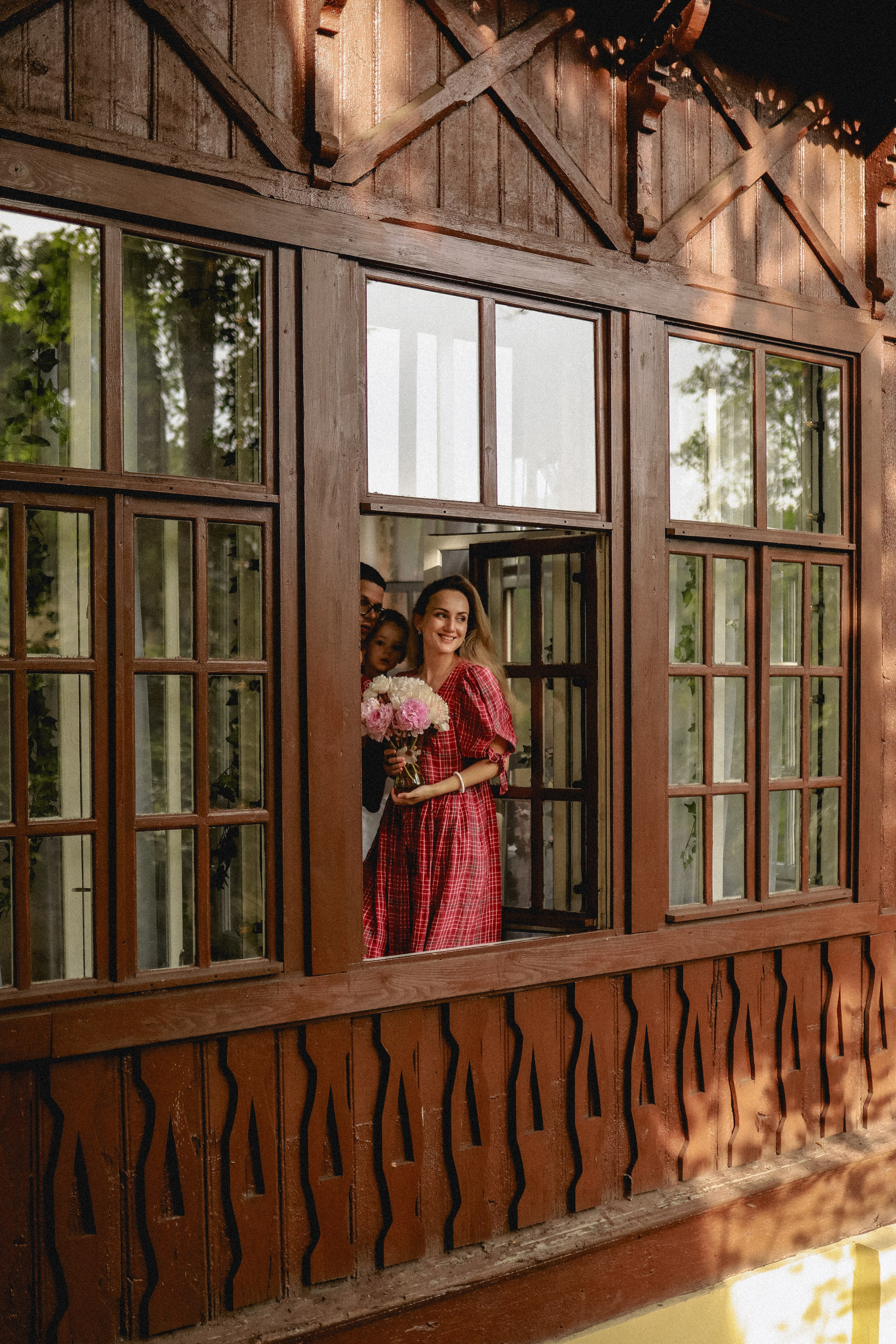 Пионы на балконе