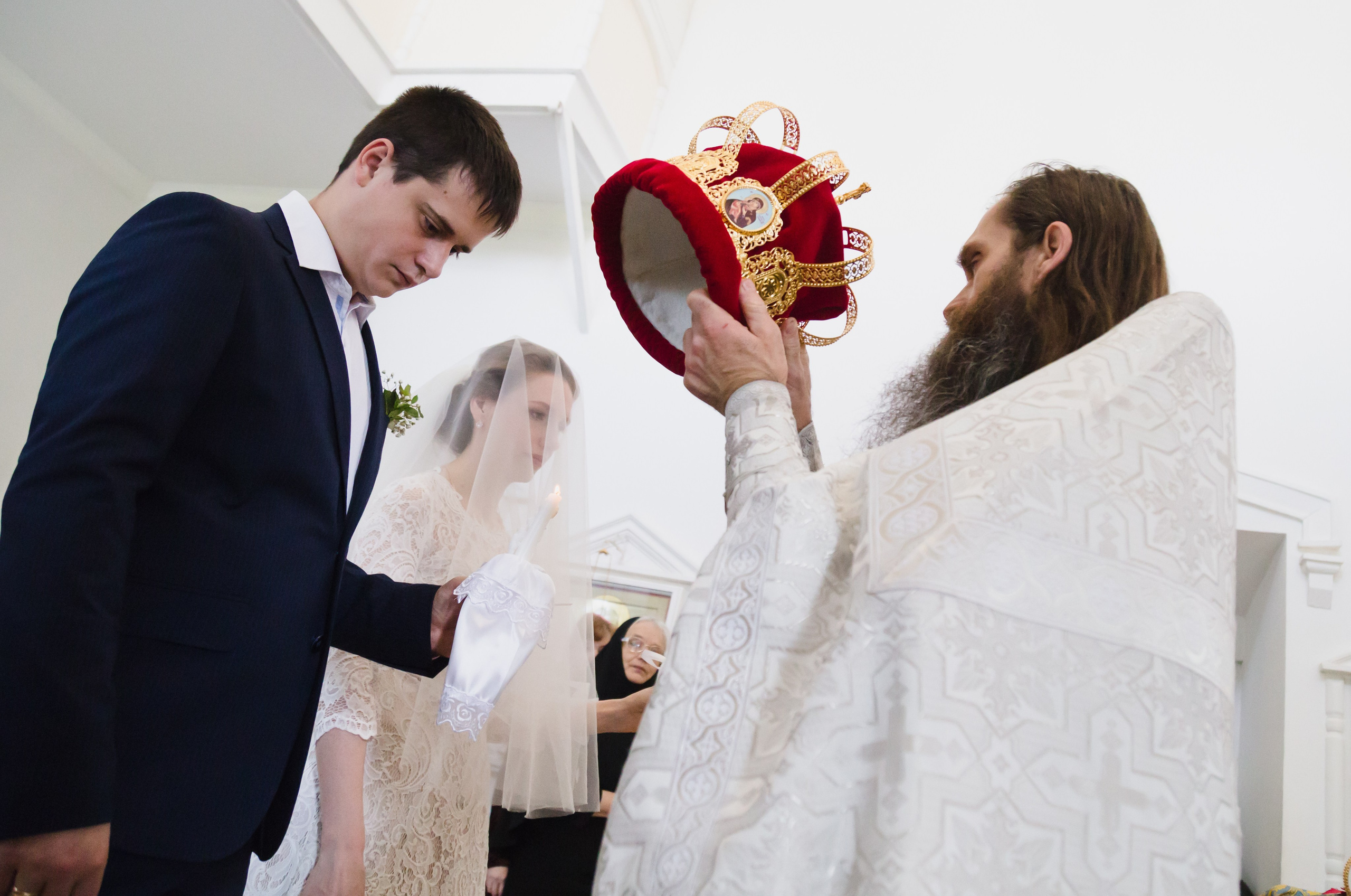 Возложение венцов - важный момент, который обязательно сохраняем в фотографиях.