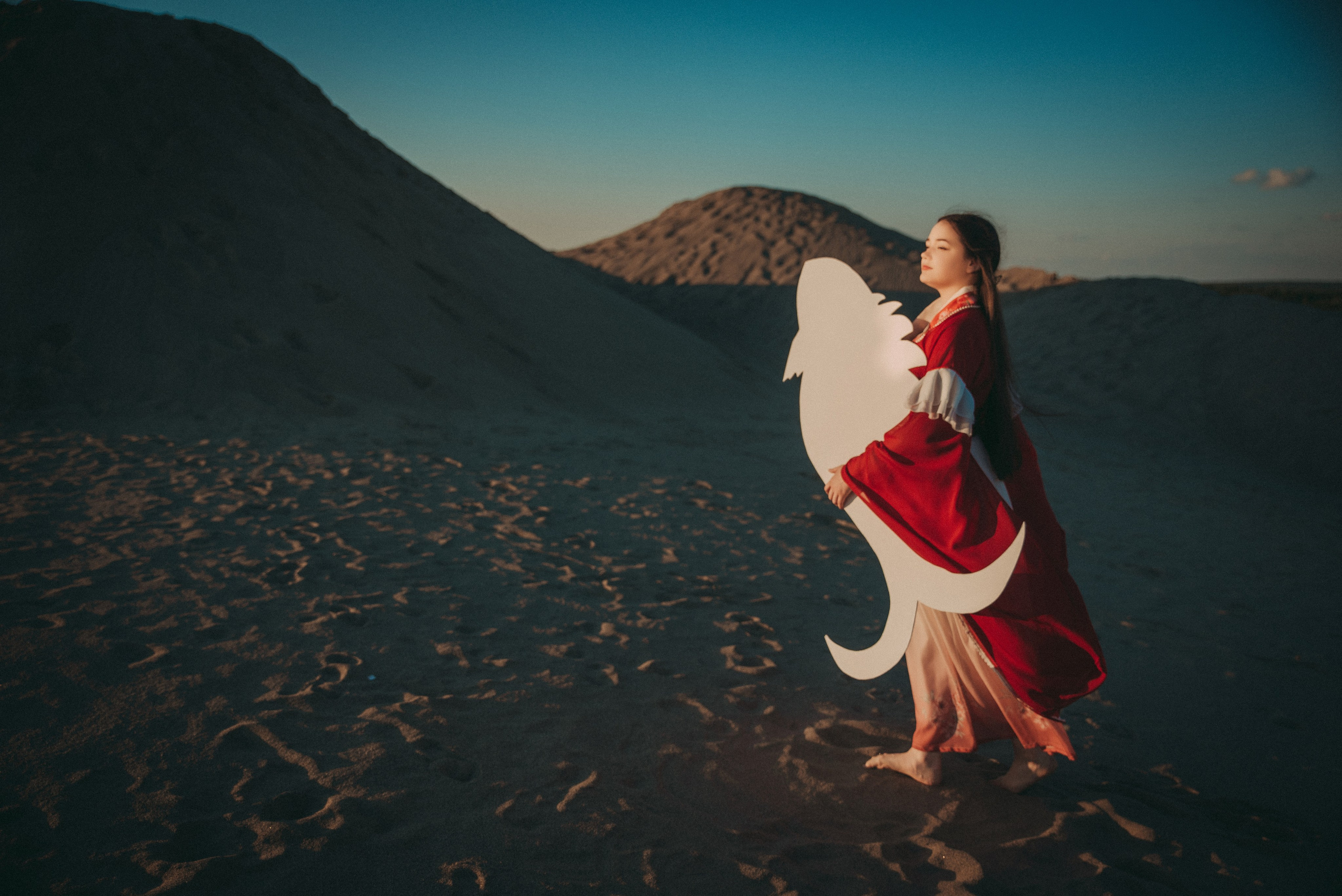 девушка в красном несет рыбу