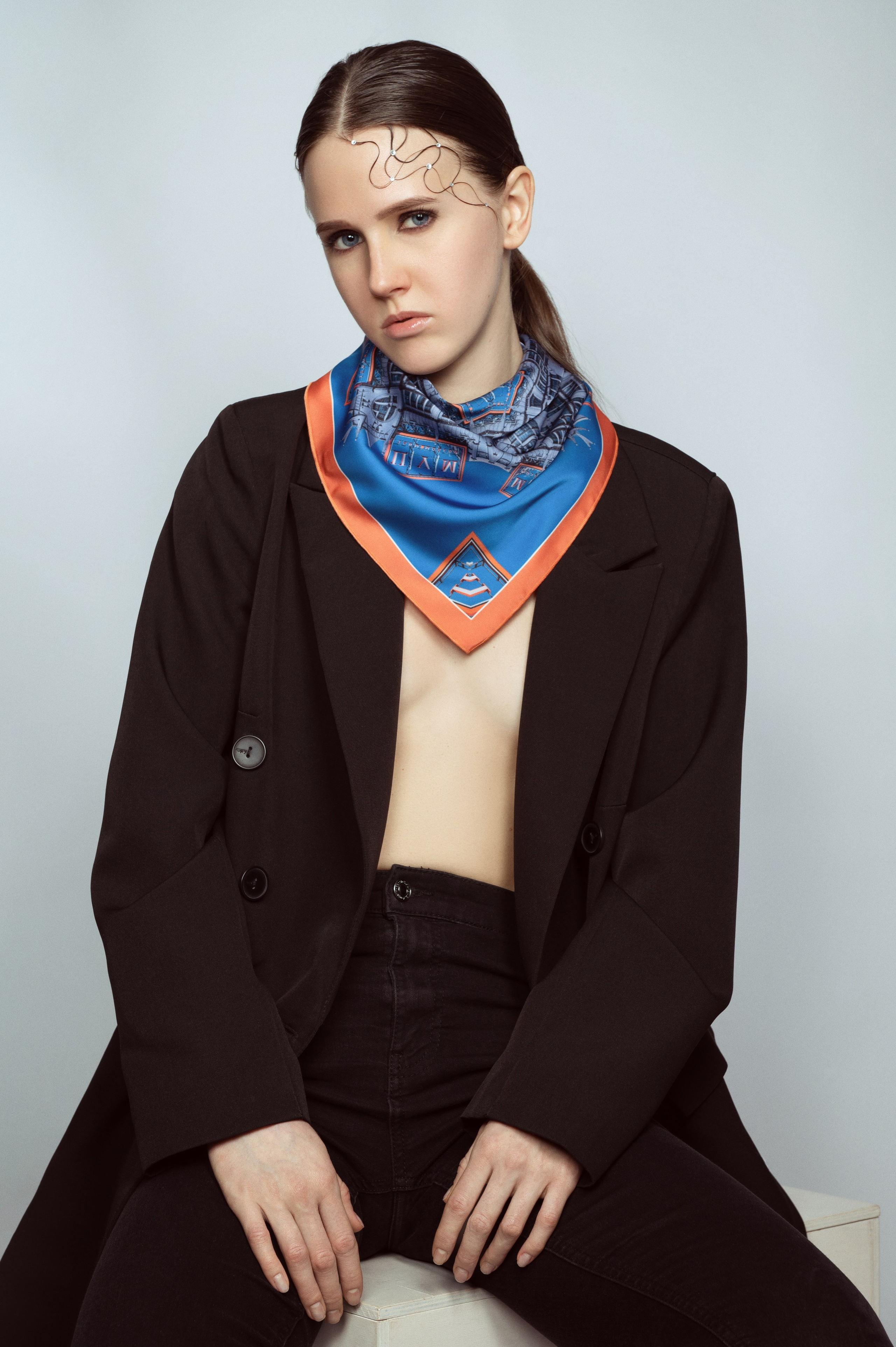 съемка для каталога, съемка для wildberries, съемка платков, девушка в черном