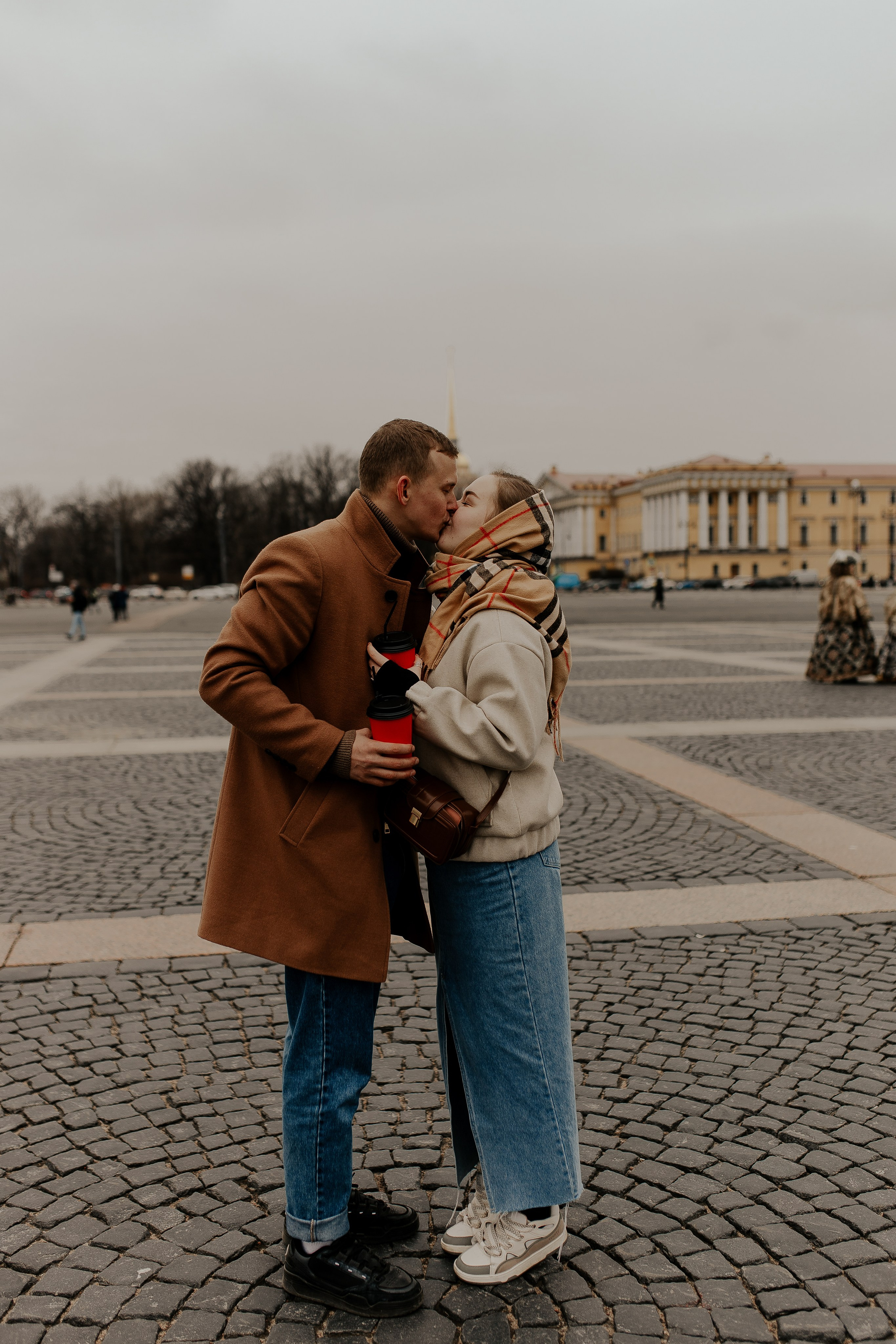 Пара гуляет по Петербургу. Фотограф в Санкт-Петербурге Лиза Семченкова