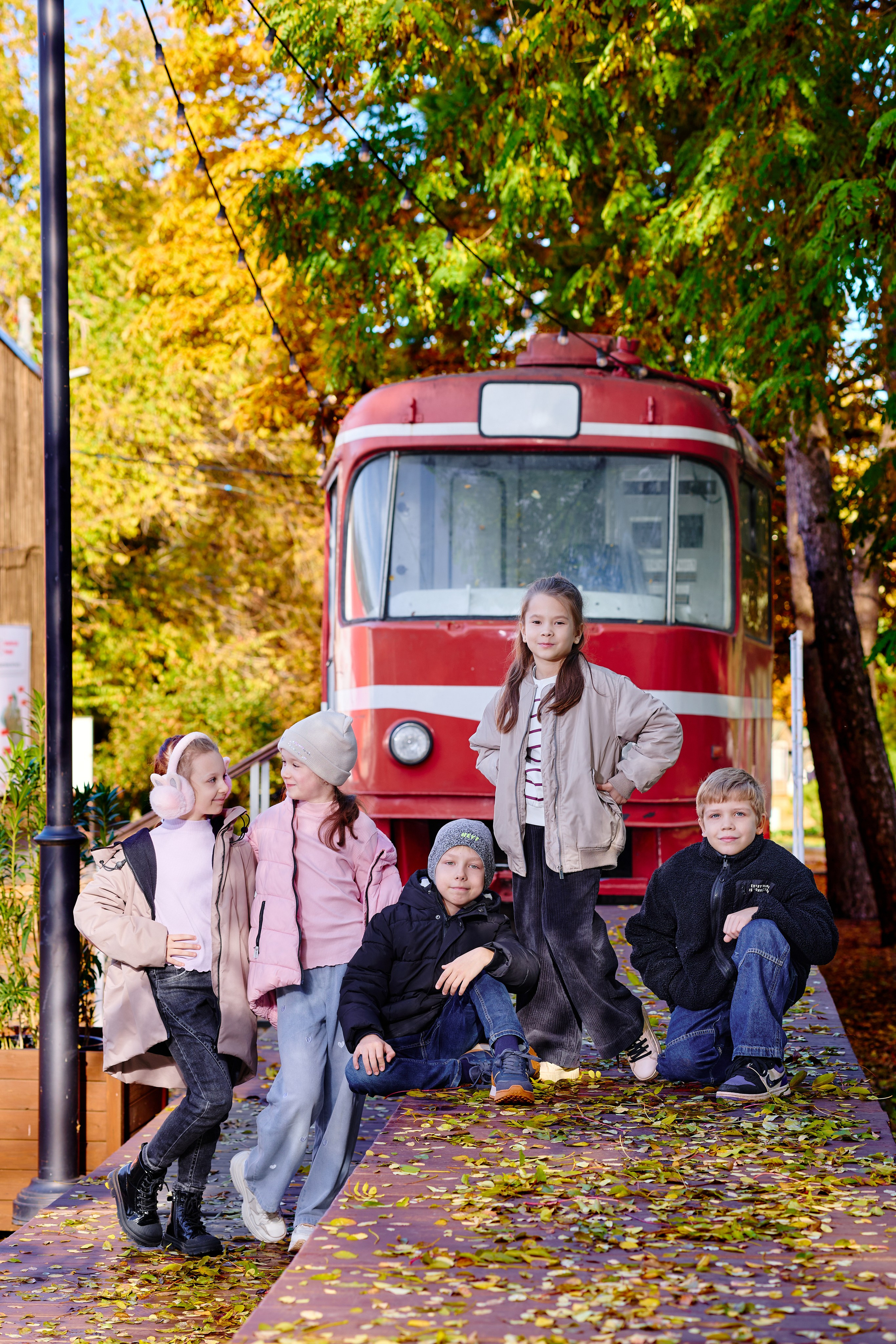 Прогулка в парке классом. Фотограф Выпускные альбомы Таганрог Сергей Коробченко