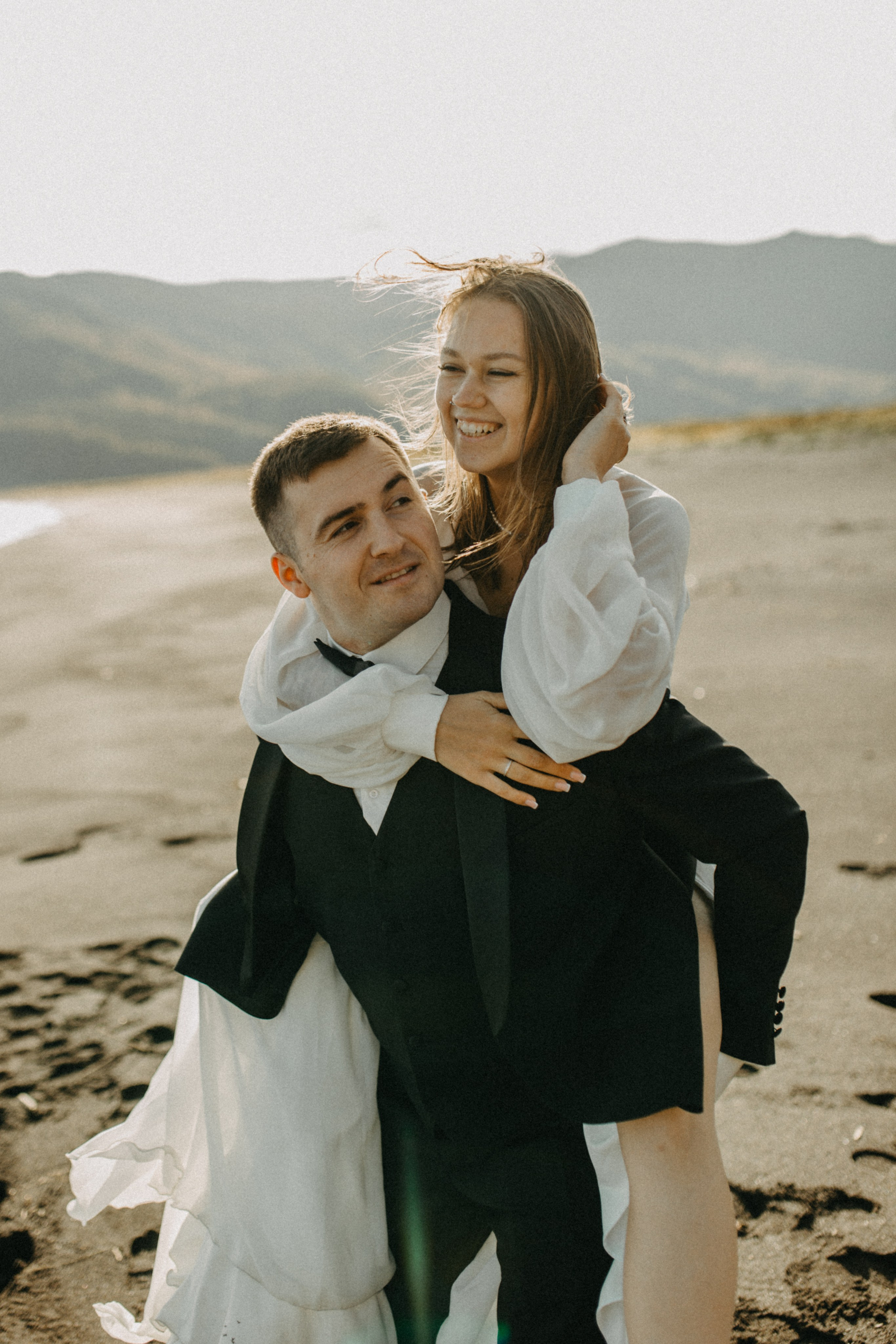 Вертолетный полет Бухта Жировая. Свадебное фото и видео на Камчатке. Туристические маршруты