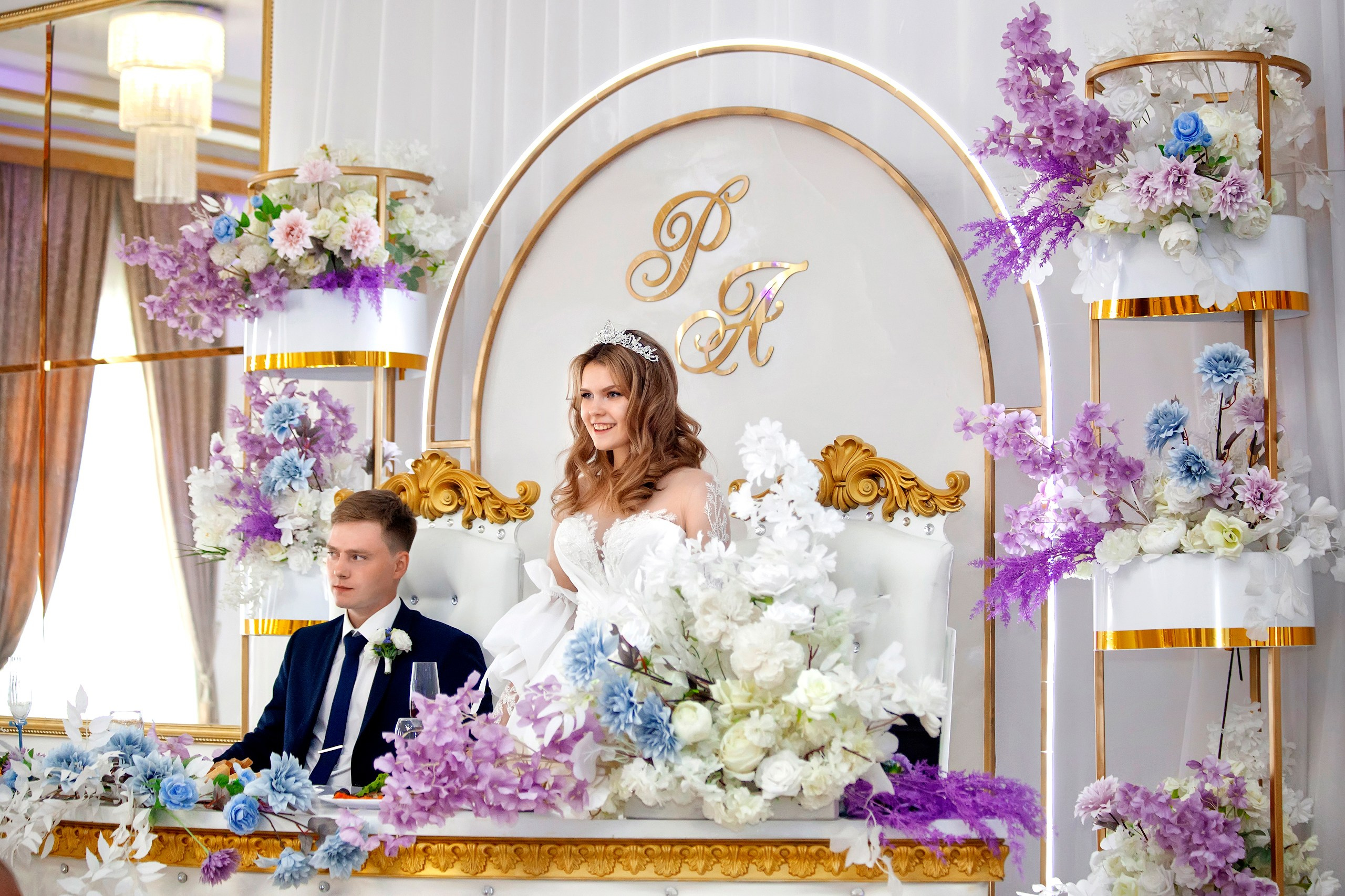 Жених и невеста в президиуме на своём банкете