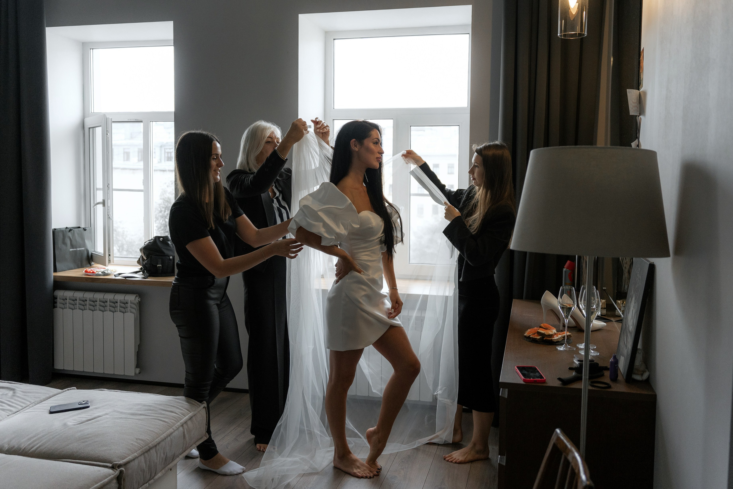 Сборы в квартире, прогулка под дождем и роспись во Дворце № 1. Свадебный фотограф Александр Невский в Санкт-Петербурге