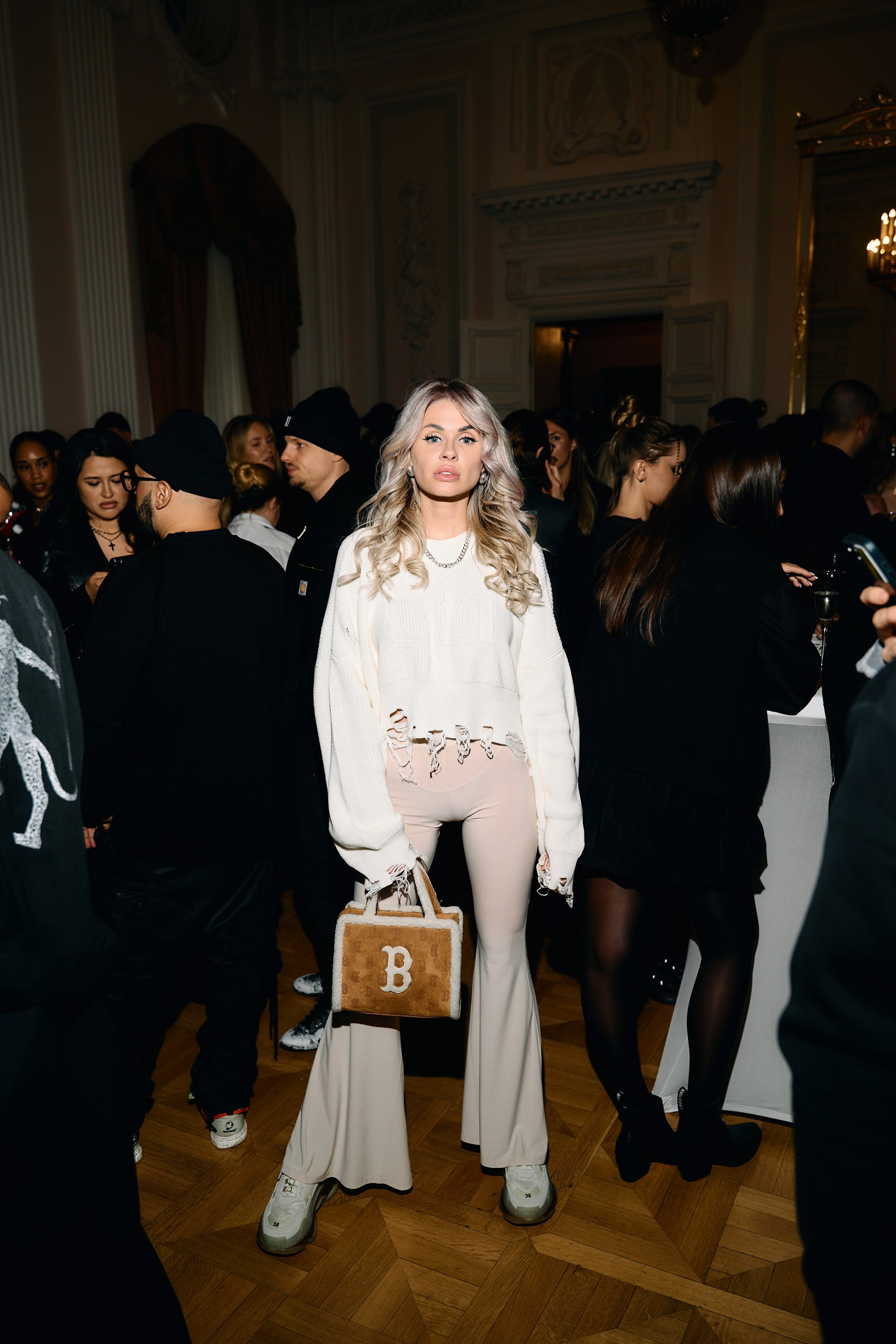 Светская хроника. Антон Чигляков -   профессиональный фотограф