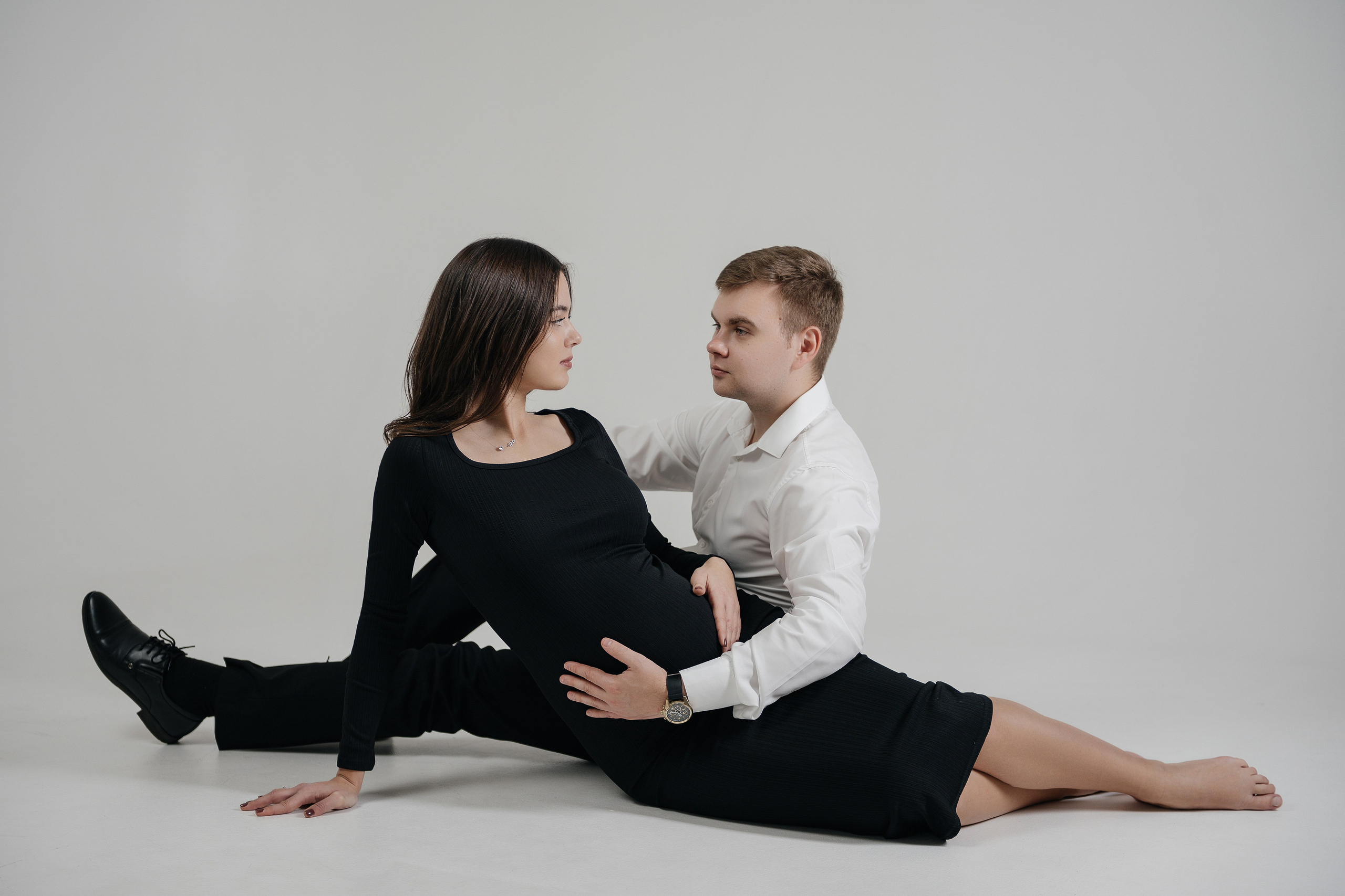 фотосессия беременности в фотостудии на белом фоне циклораме