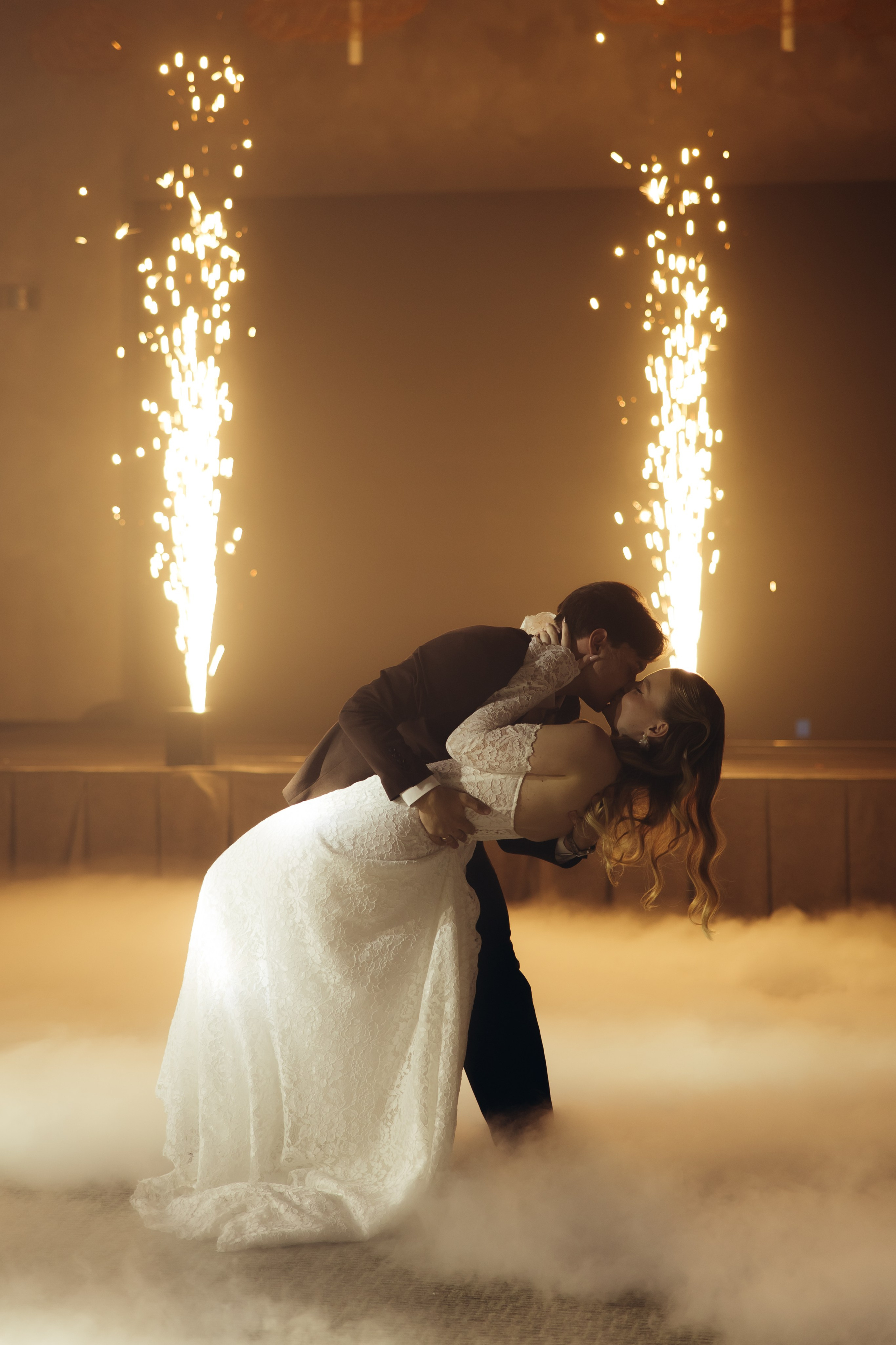 Таня и Тимур, утренние сборы в квартире и свадебный ужин. Фотограф любви в городе Казань