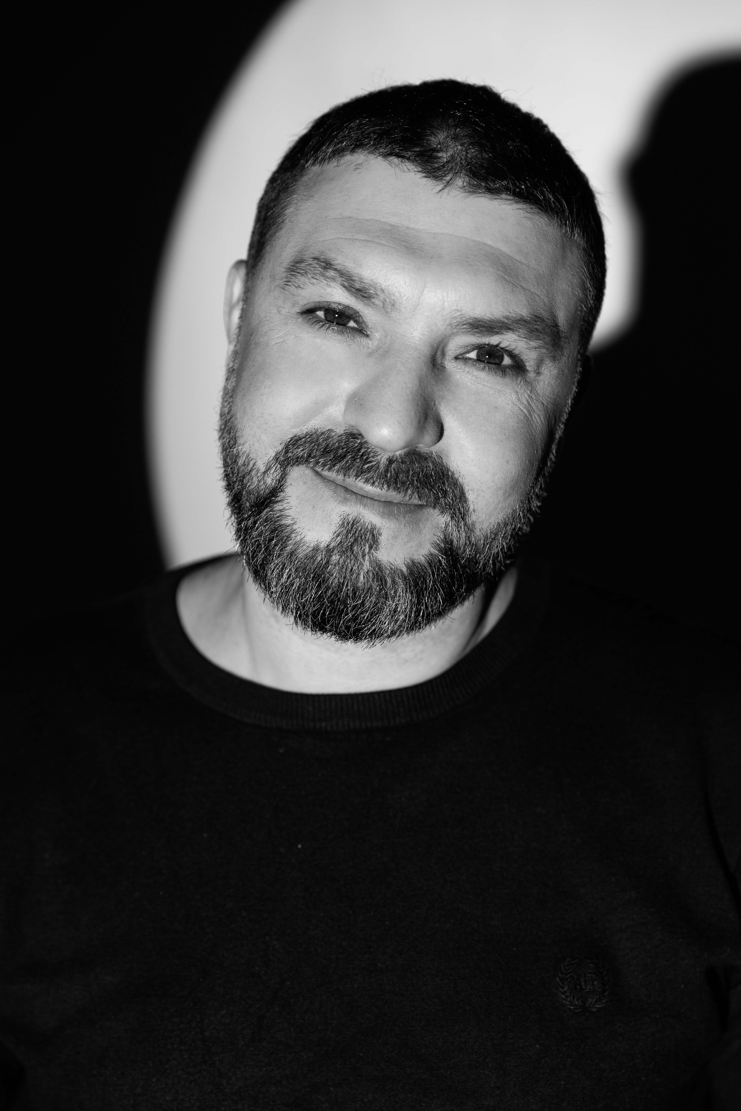 Portfolio. Volume II: «Портреты. Лица Ленинград Центра без масок». Ира Сафронова — фотограф и нейровизуализатор | бизнес-съёмки, портреты, нейровизуалы для брендов, Санкт-Петербург и Москва