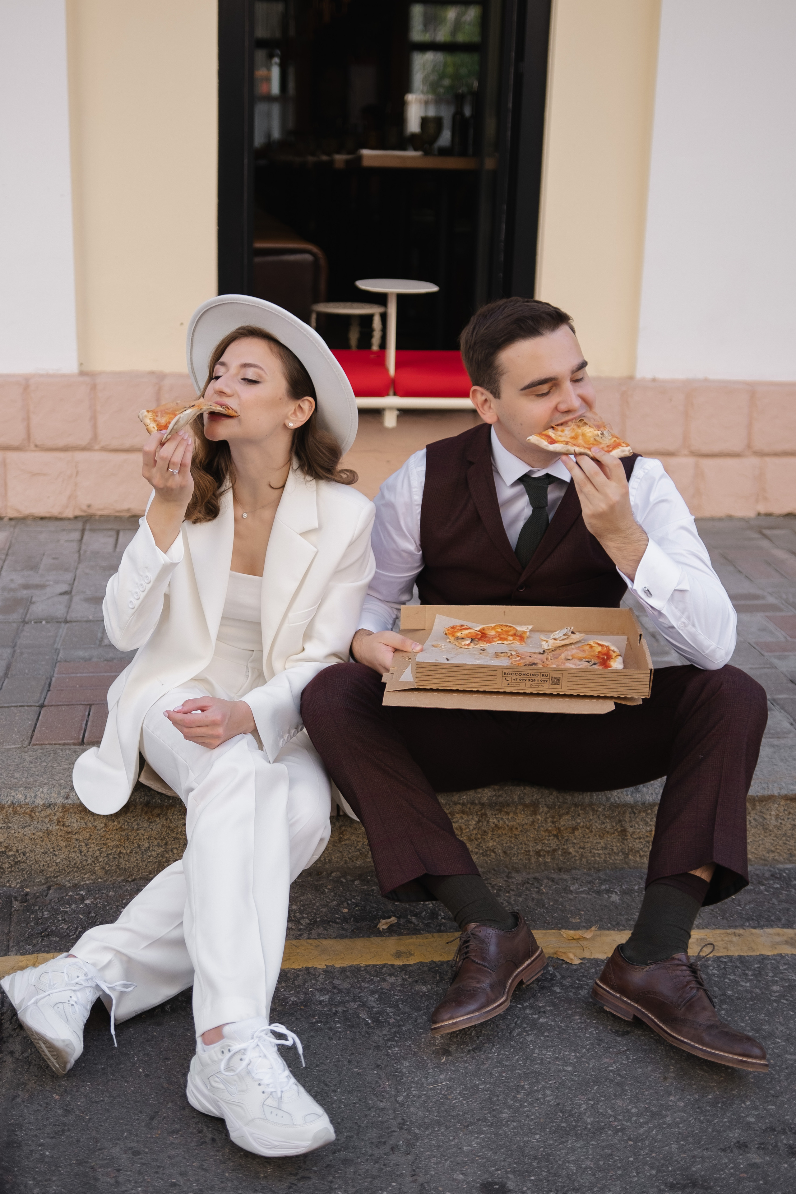 А вы будете пиццу?