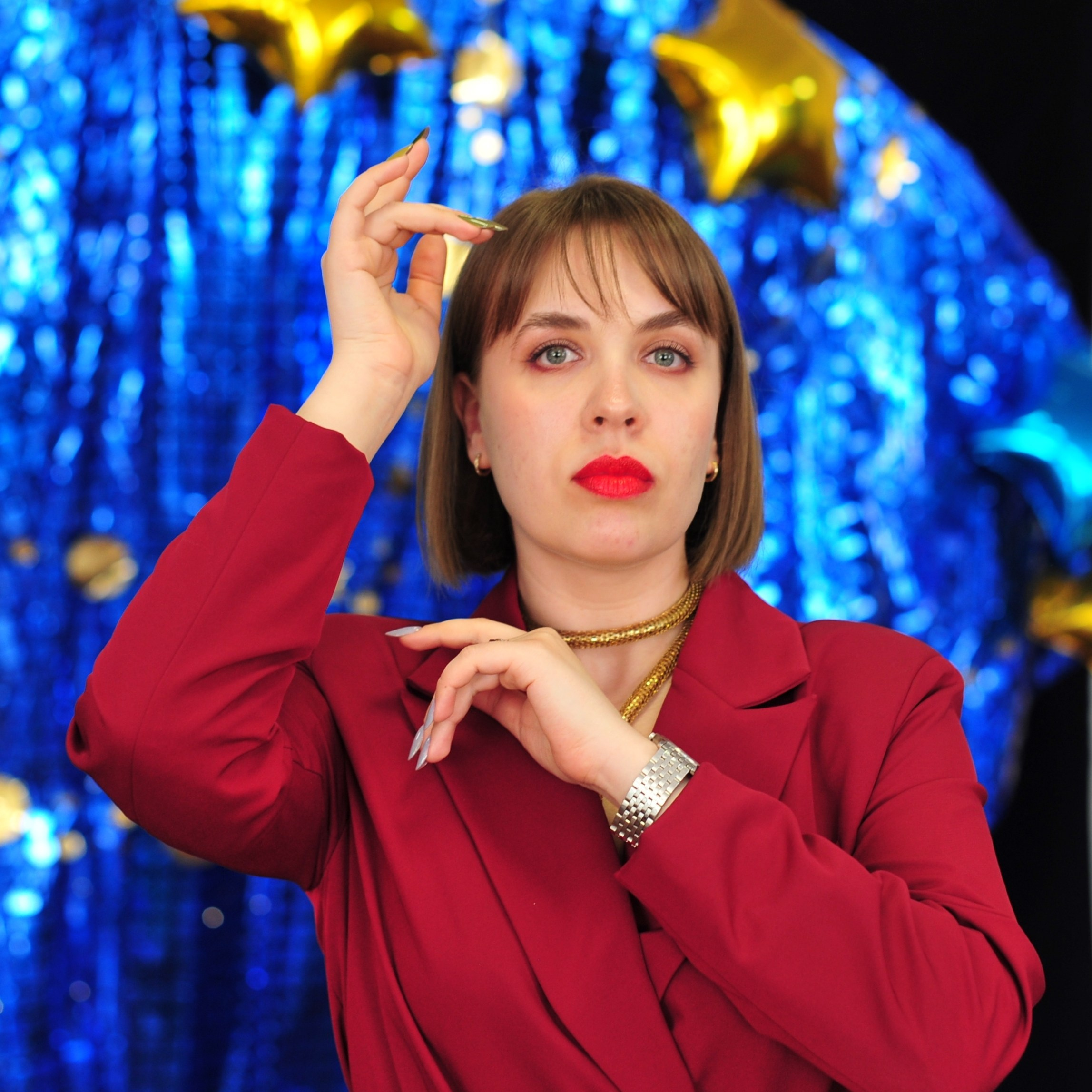 Вокалистка в красном пиджаке у фотозоны