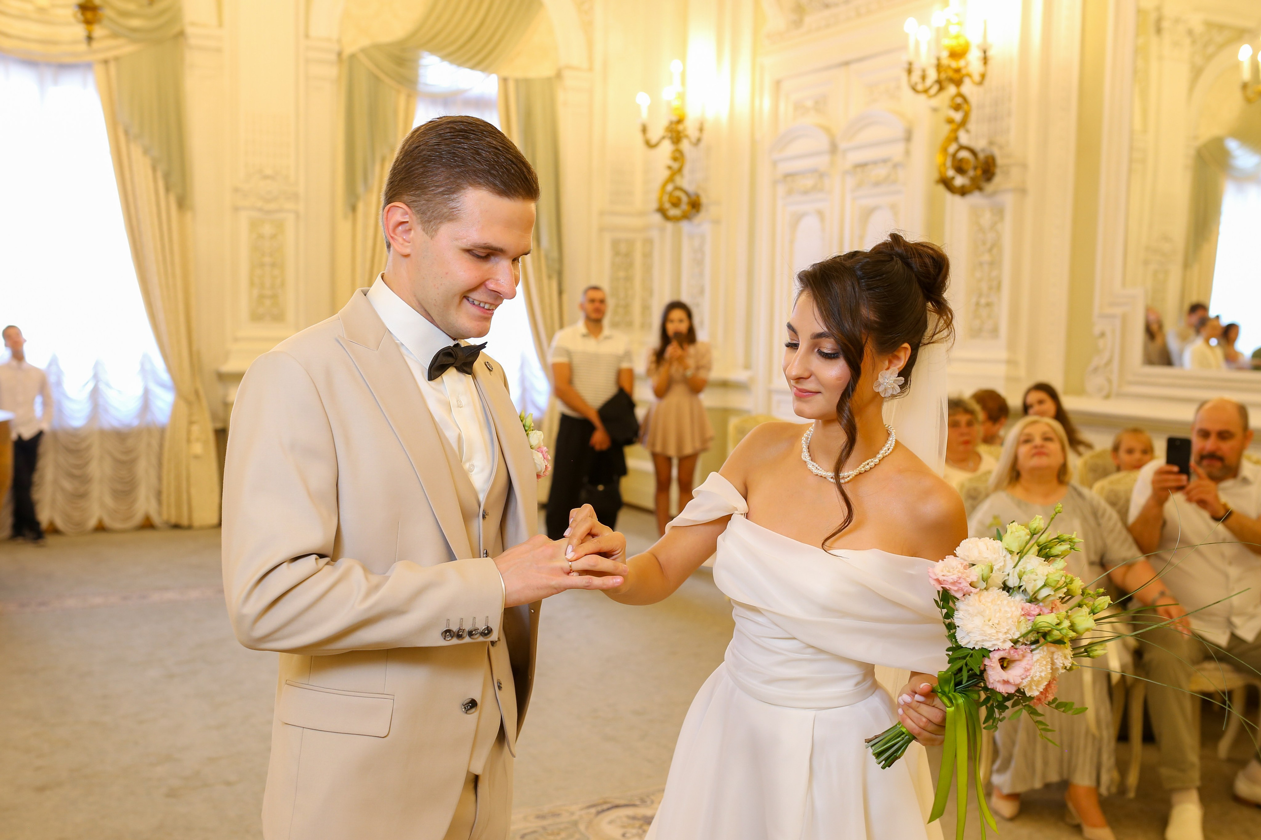 Классические кадры, во Дворце бракосочетания. Свадебный и Репортажный фотограф в Санкт-Петербурге