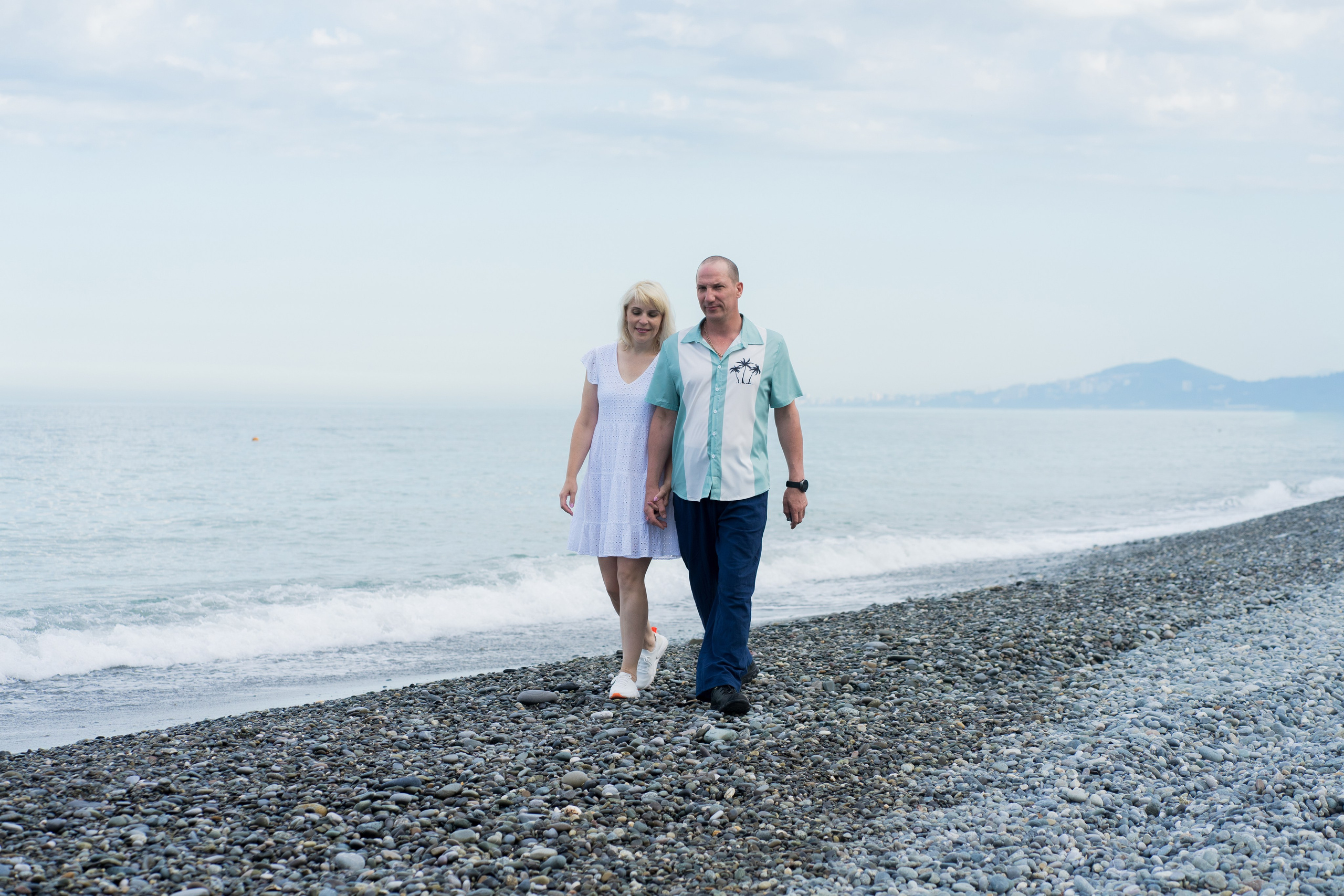 Утренняя съемка пары на море и набережной в Адлере. Фотограф в Сочи Тиунова Маргарита и Тиунов Евгений