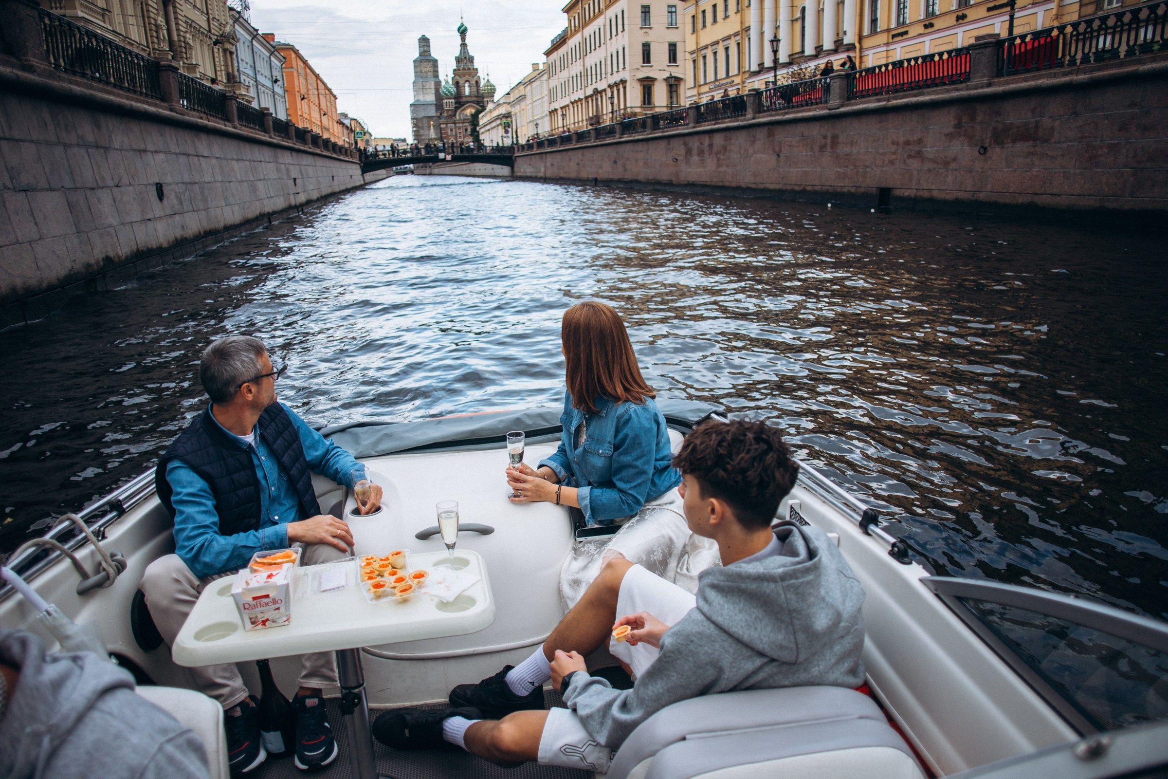 Анна с семьей в августе. Фотопрогулка в Петербурге. Индивидуальный и семейный фотограф в Санкт-Петербурге