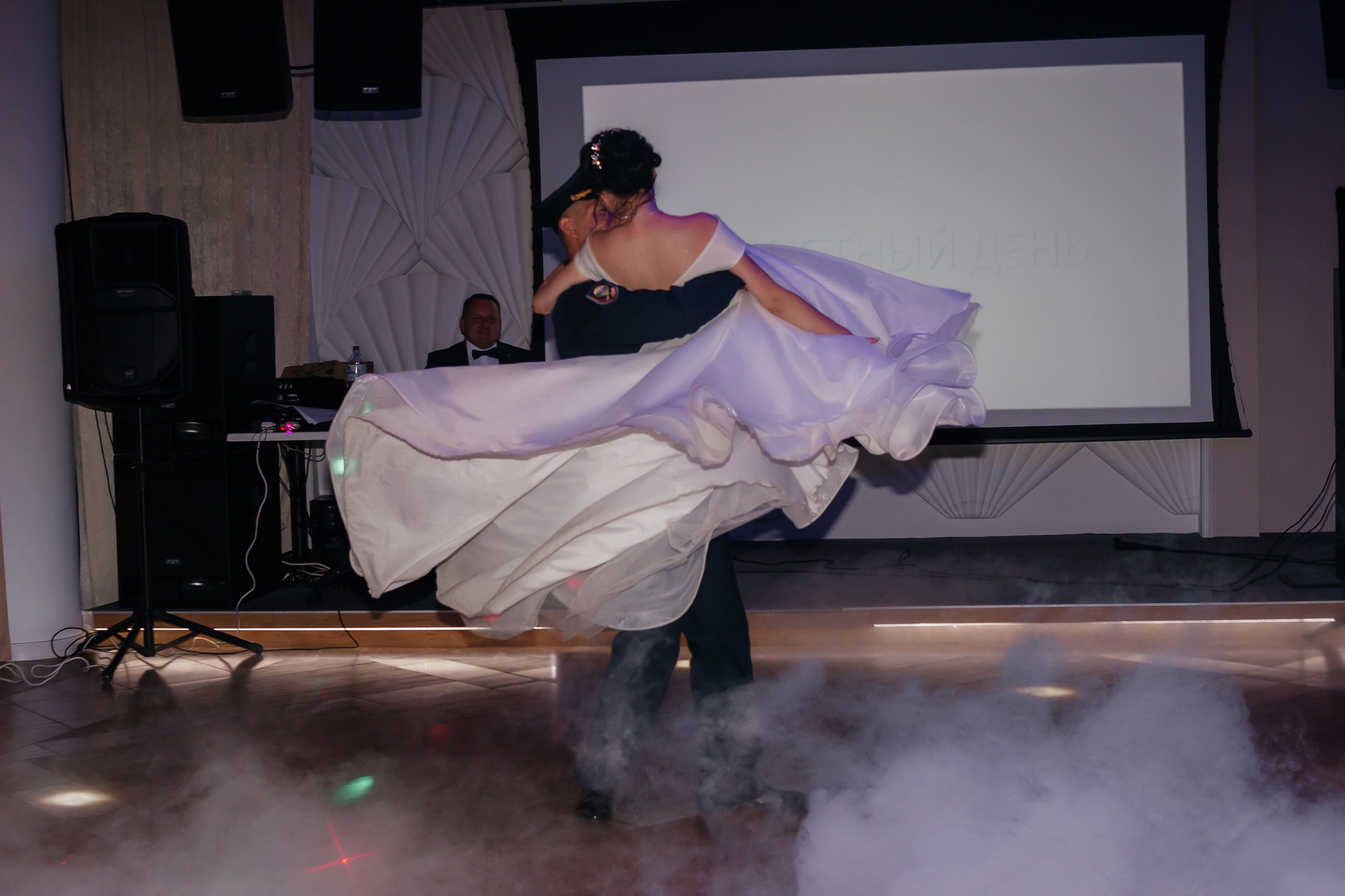 Свадебная съемка Лены и Никиты на Стрелке и в Ресторане Парус на Гребном канале. Свадебный фотограф и фотограф Love-Store в Нижнем Новгороде Анастасия