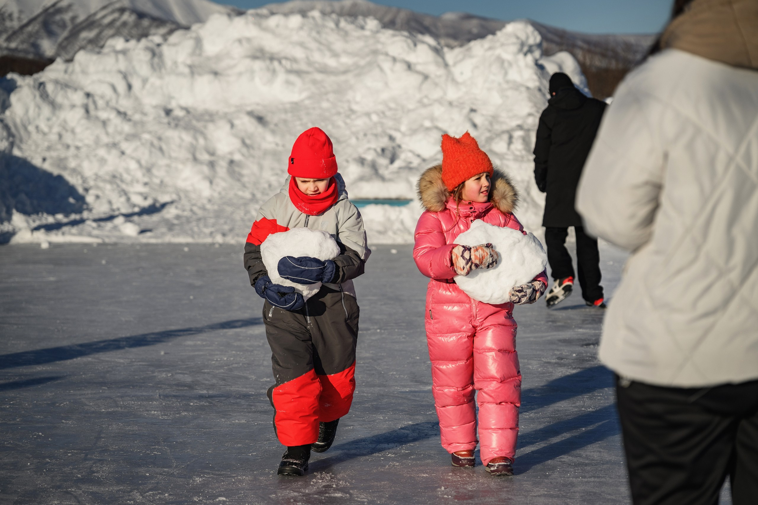 Фотосъемка новогоднего мероприятия на улице в Петропавловске-Камчатском, Запечатление новогоднего праздника на Камчатке, Профессиональная съемка уличных гуляний в Петропавловске-Камчатском, Новогодняя фотосъемка на фоне праздничного города.