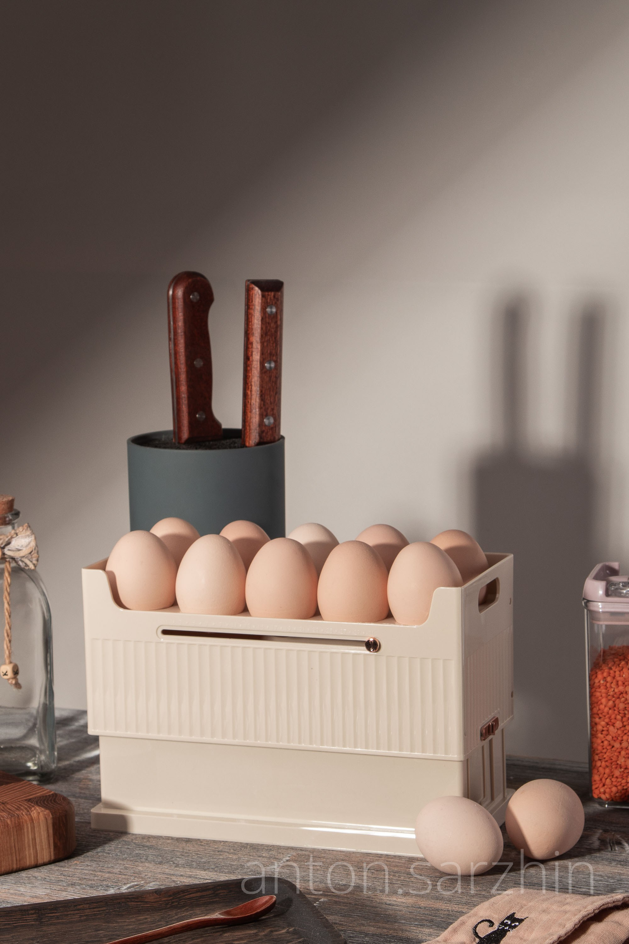 Съемка контейнера для яиц на кухне