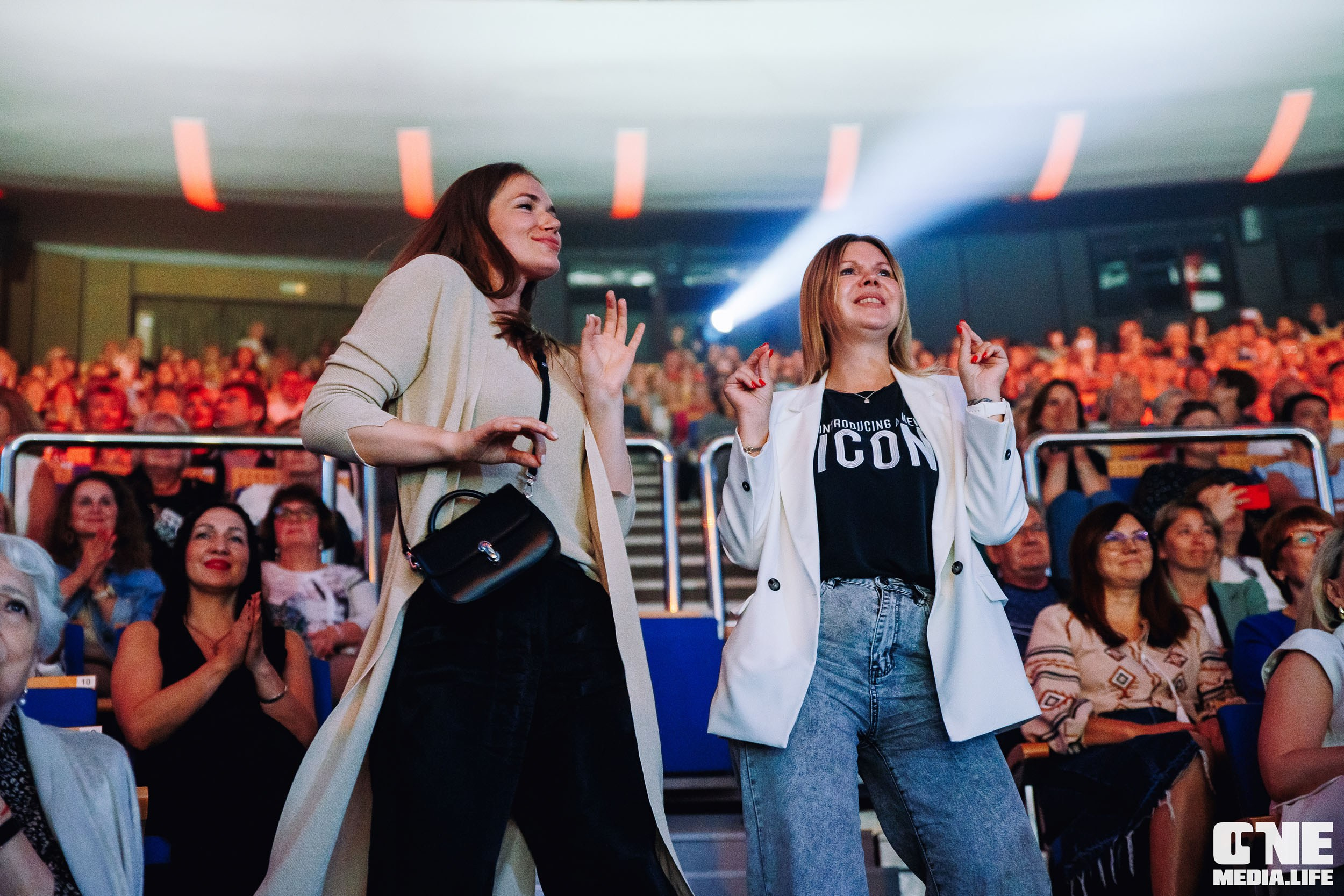 Фоторепортаж с концерта Эмина в Янтарь Холле. One Media Life: фоторепортажи, фотоотчеты с мероприятий и заведений